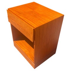Coppia moderna danese di comodini a doppio cassetto in teak