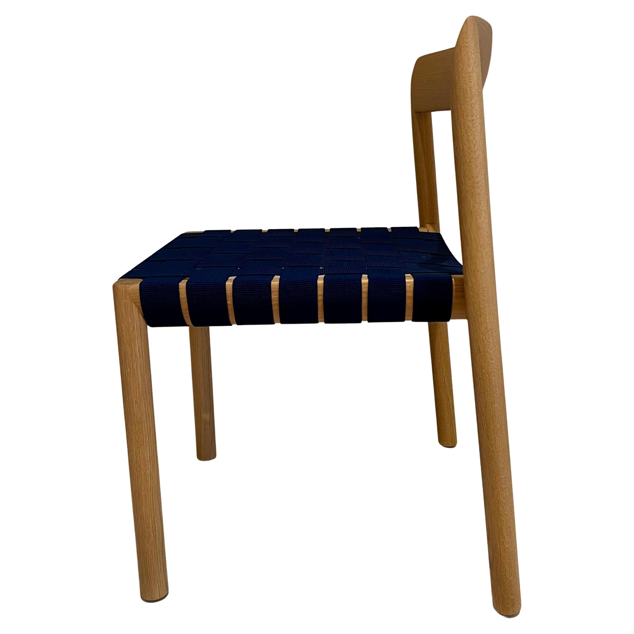 una silla de comedor innovadora, funcional y bella. Utilizando técnicas tradicionales de carpintería y tecnología de vanguardia, la silla Stax es una hermosa pieza de mobiliario de madera maciza. Las esquinas a inglete crean la ilusión de una veta