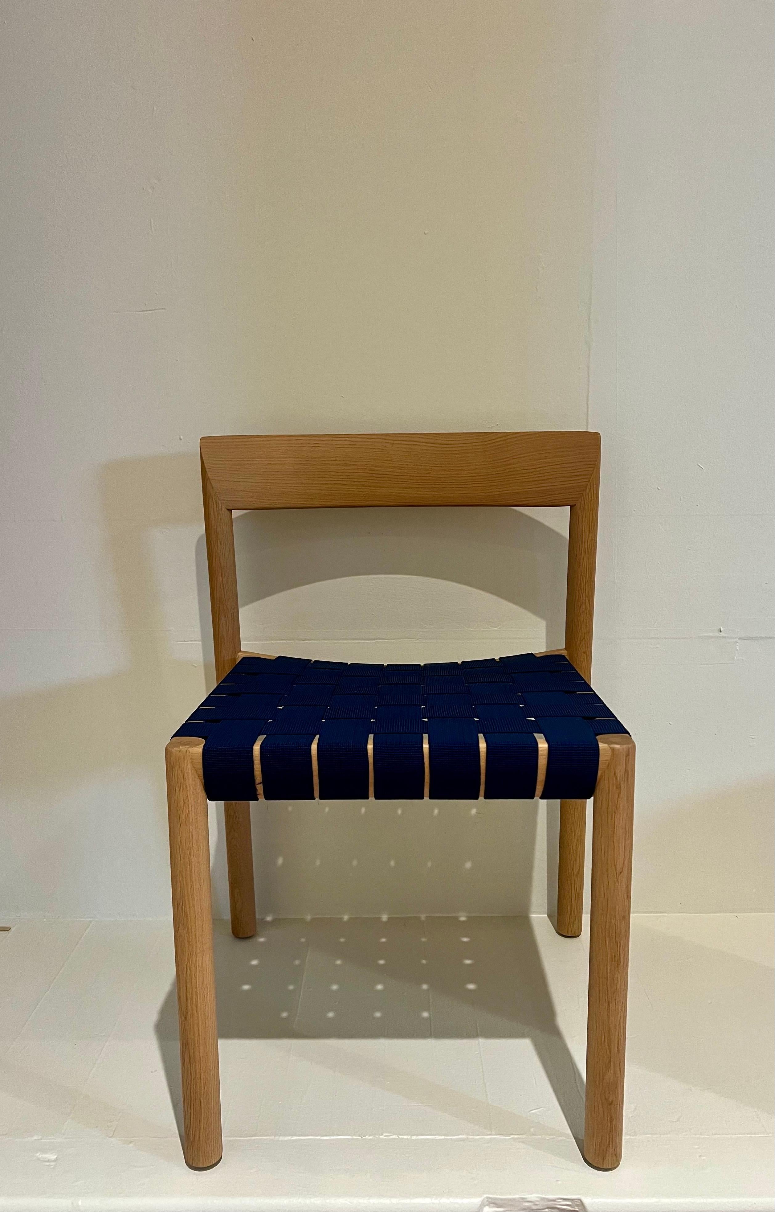 Pareja de sillas de comedor laterales danesas modernas de roble blanco de Niels Bendtsen en venta 1