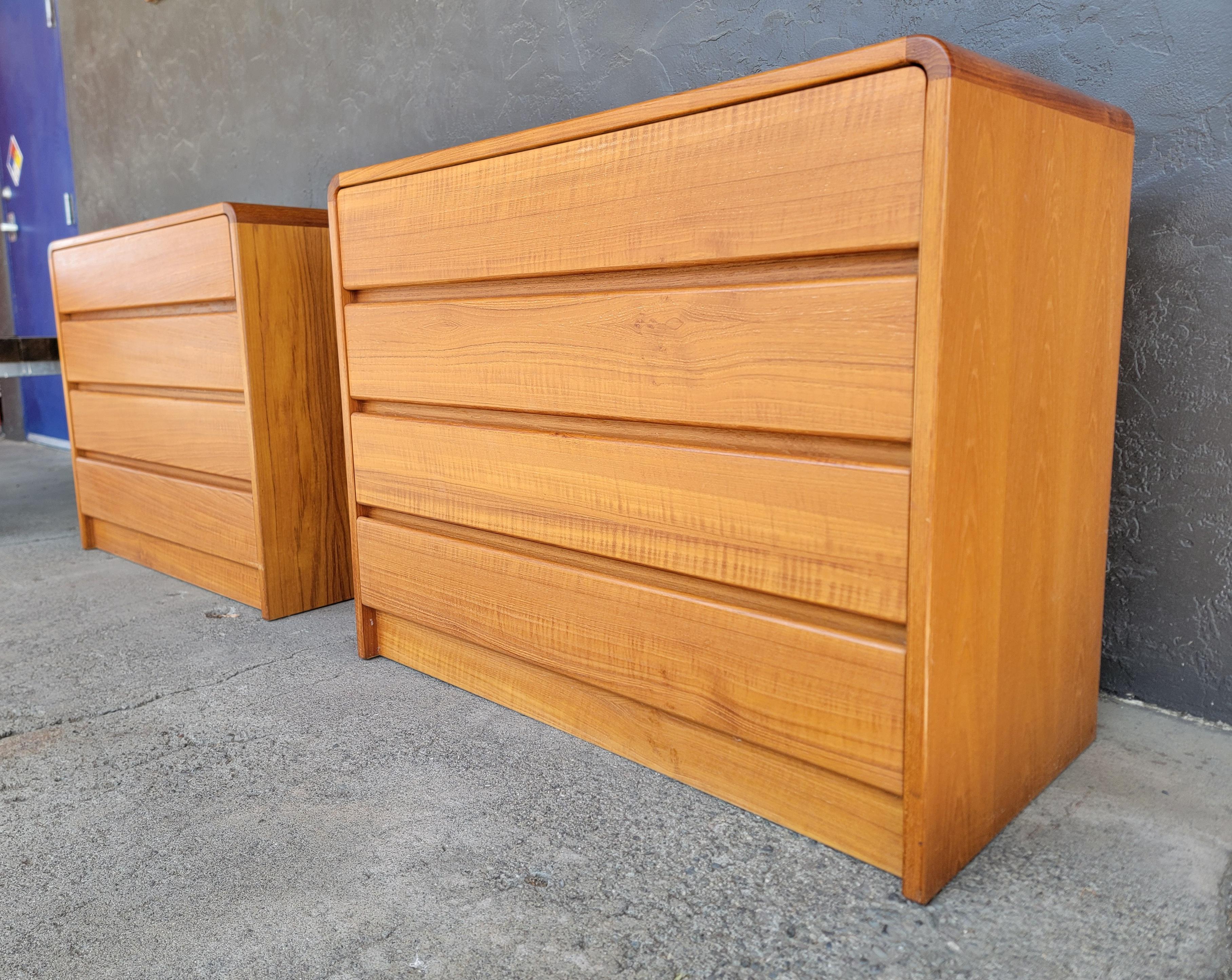 Ein zusammengehöriges Paar dänischer moderner Kommoden aus Teakholz. Hergestellt in Dänemark, circa. 1960's. Außergewöhnliche Originalausführung und -zustand. Die Schubladen laufen auf Stahlgleitern und lassen sich mühelos öffnen und schließen.