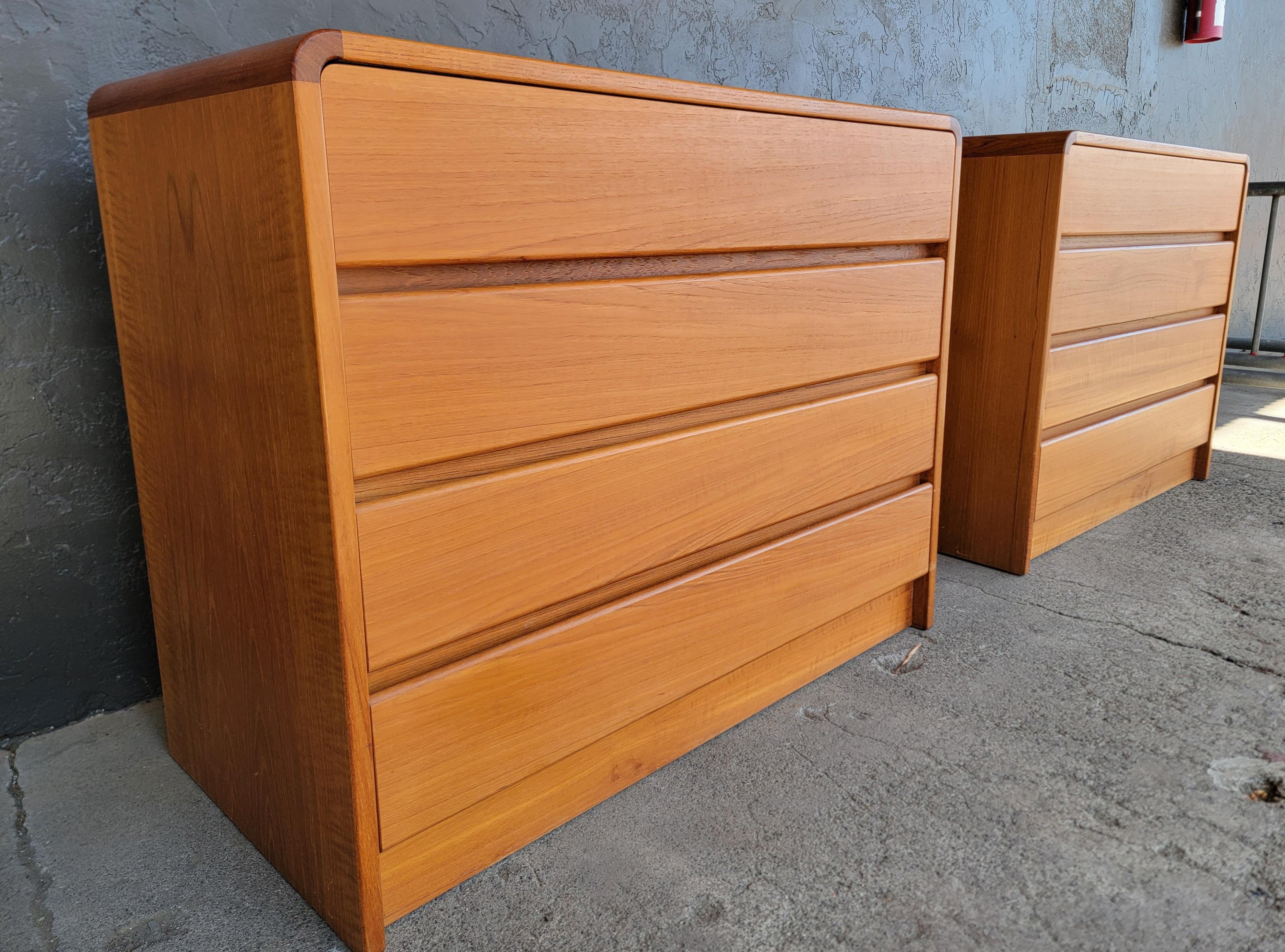 Dänisch Modern PAIR Teak Kommoden (Skandinavische Moderne) im Angebot