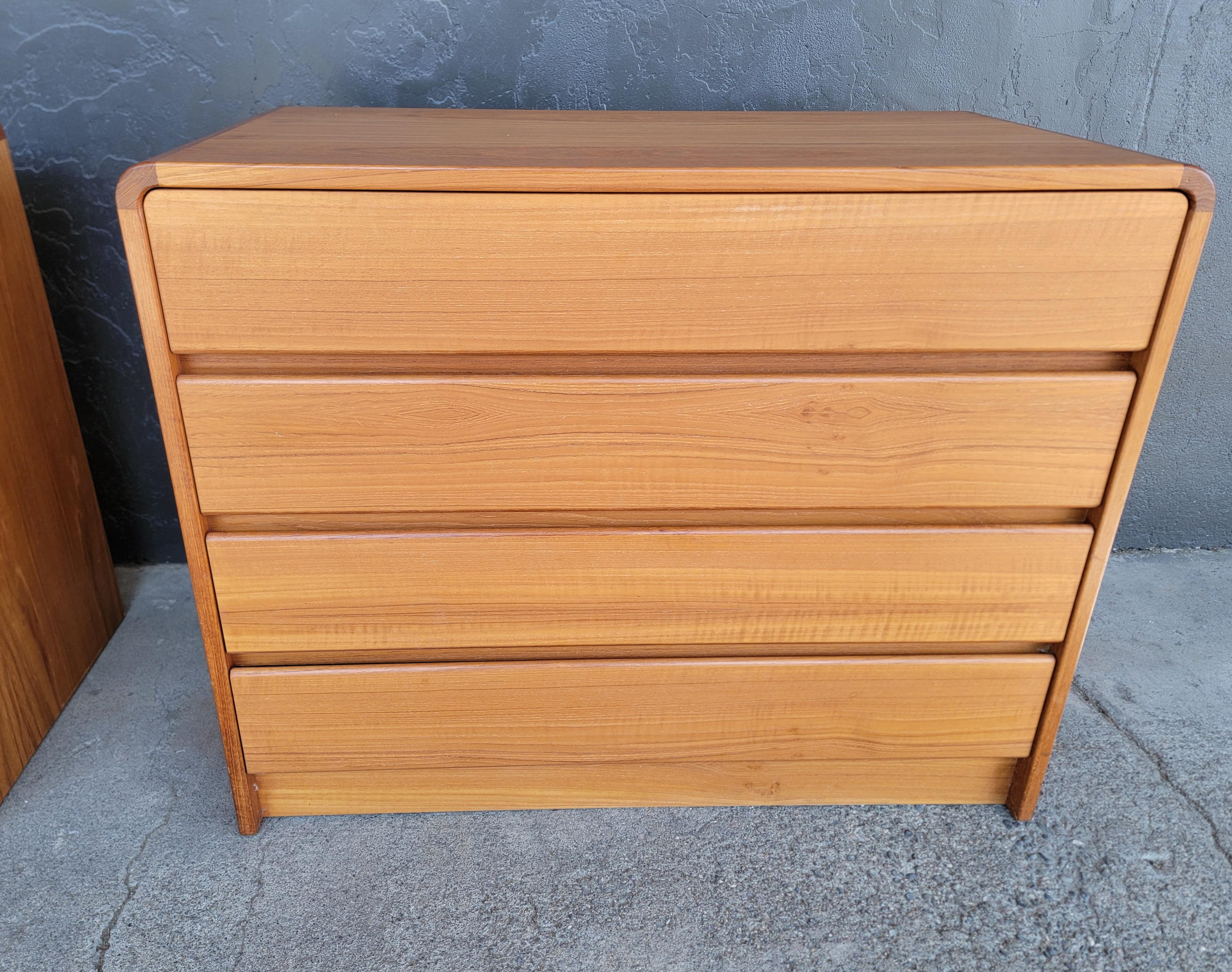 Dänisch Modern PAIR Teak Kommoden (20. Jahrhundert) im Angebot