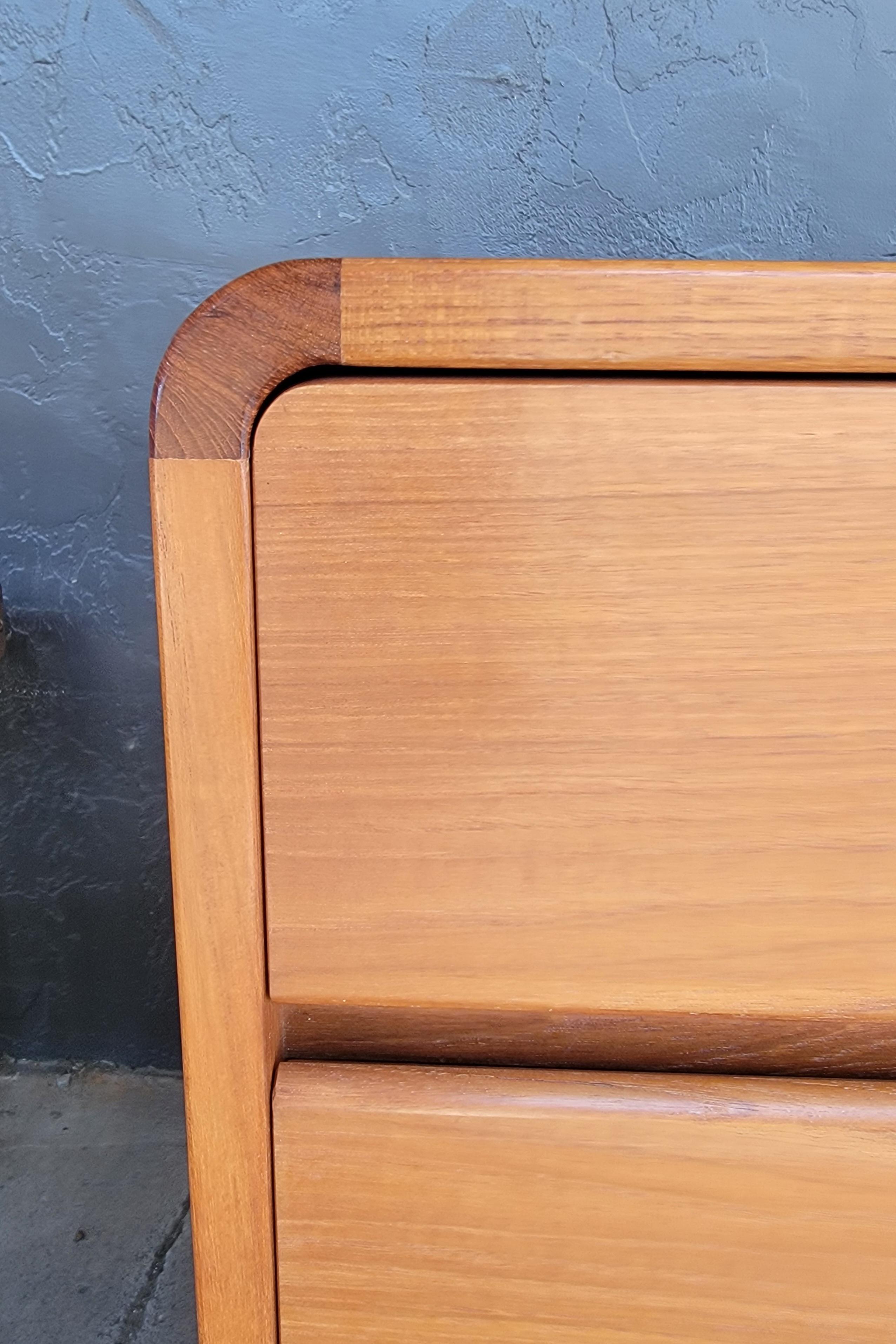 Dänisch Modern PAIR Teak Kommoden im Angebot 1