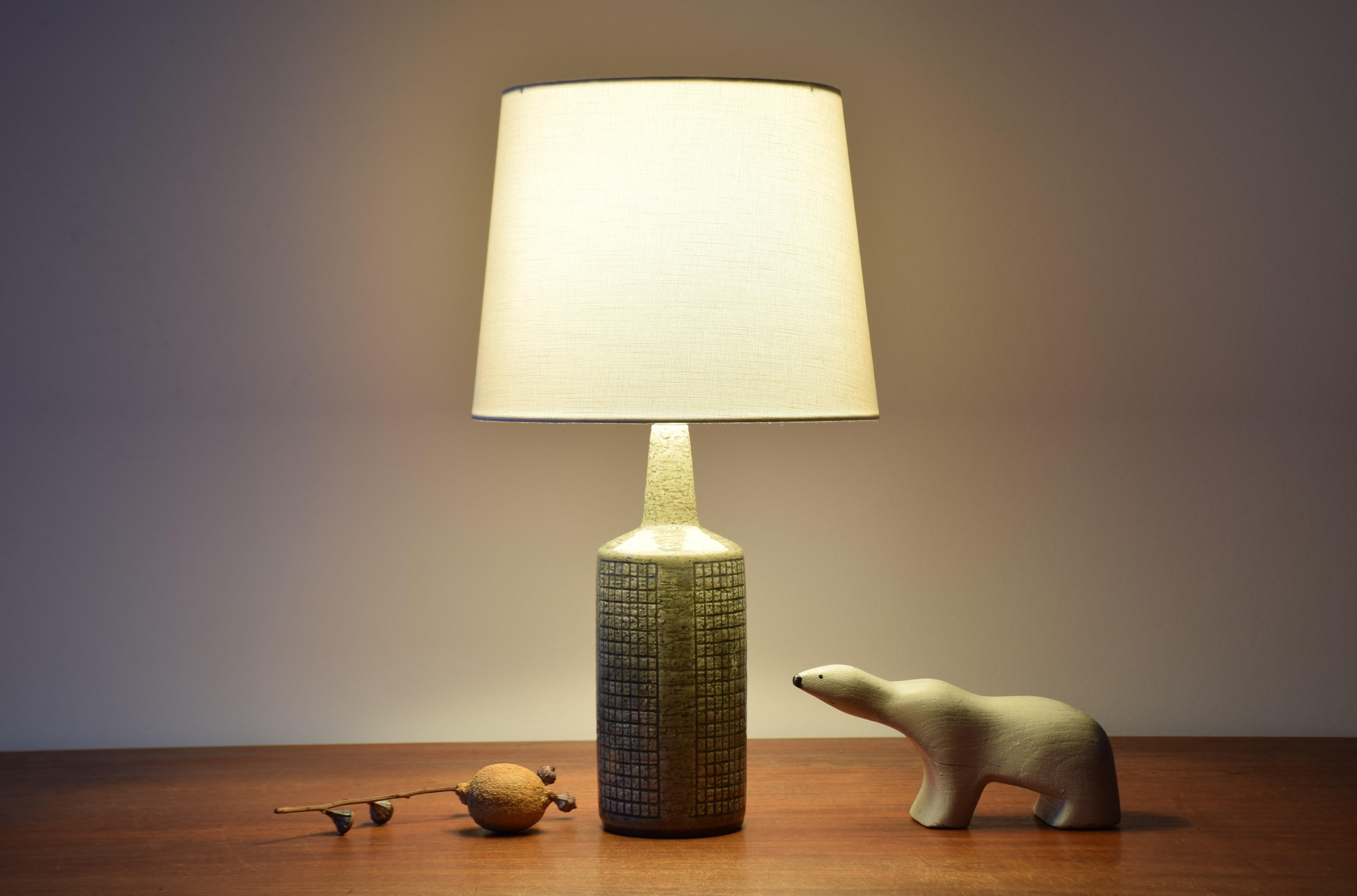 Lampe de table du milieu du siècle de Danish Palshus, abat-jour inclus.
La lampe a été conçue par Per Linnemann-Schmidt et fabriquée vers les années 1960.
Il est fabriqué avec de l'argile chamottée qui donne une surface rugueuse et vive. La
