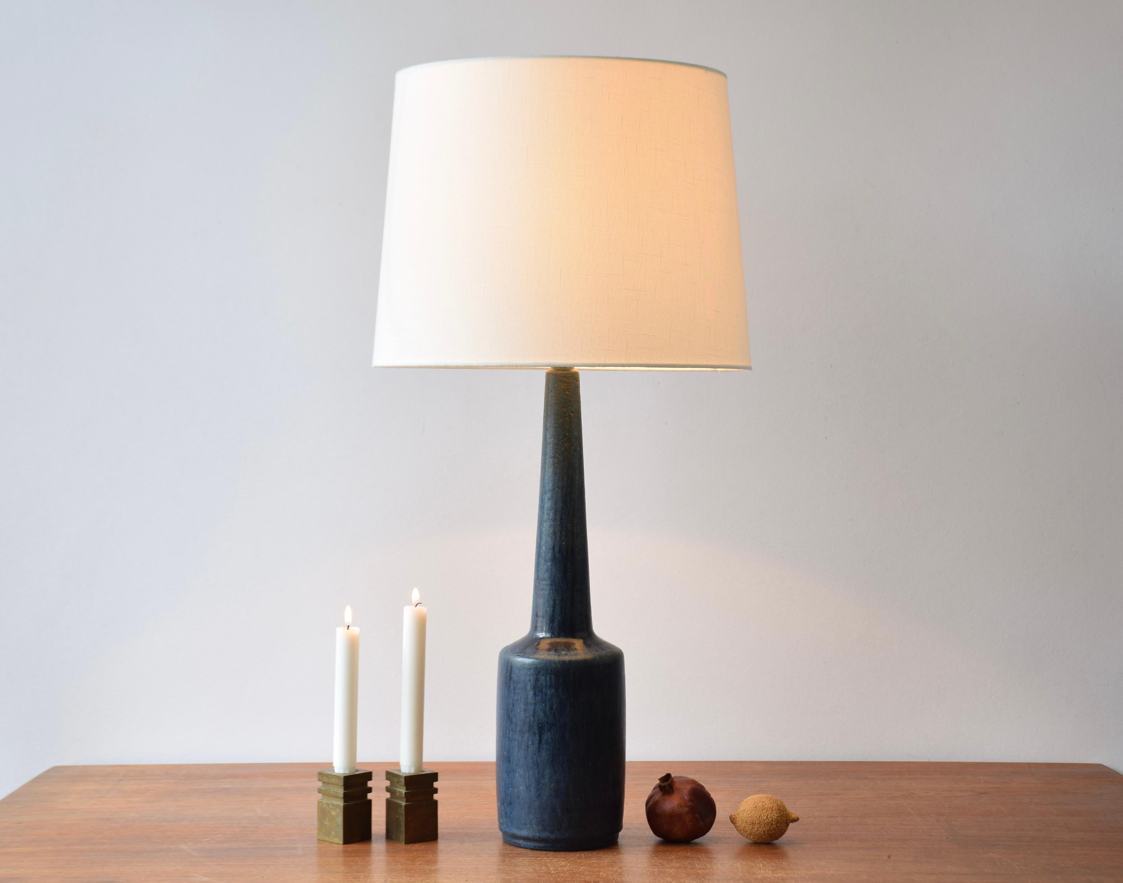 Very tall midcentury Danish table lamp from the ceramic workshop Palshus.
The lamp was designed by Per Linnemann-Schmidt and manufactured circa 1960s or early 1970s.

The lamp has a vivid midnight blue glaze with matte and partly glossy surface