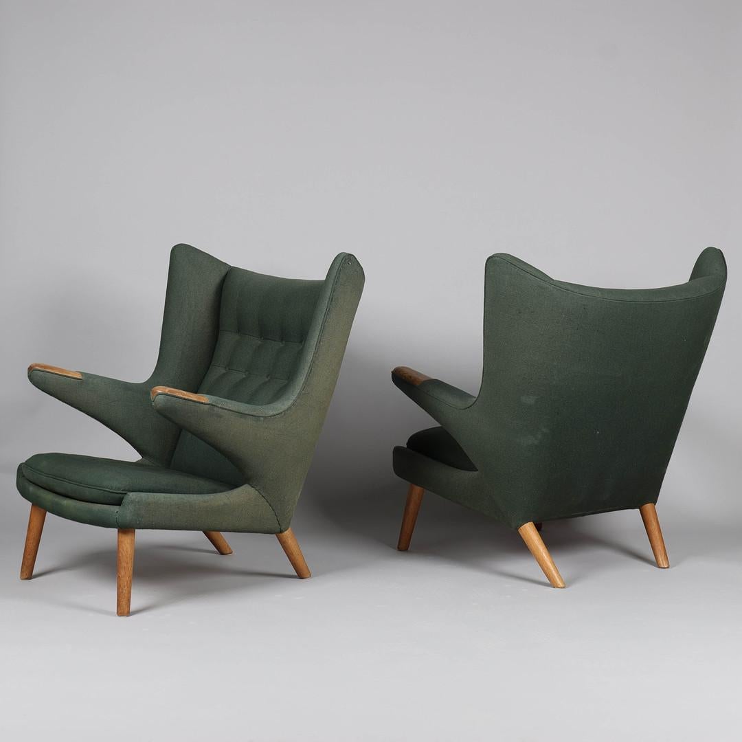 Este conjunto único incluye dos de las primeras sillas Papa Bear AP 19, diseñadas por Hans J. Wegner y fabricadas por A.P. Robada en Dinamarca hacia 1951. Aunque el precio es por pareja, también estamos abiertos a venderlas individualmente; pregunta