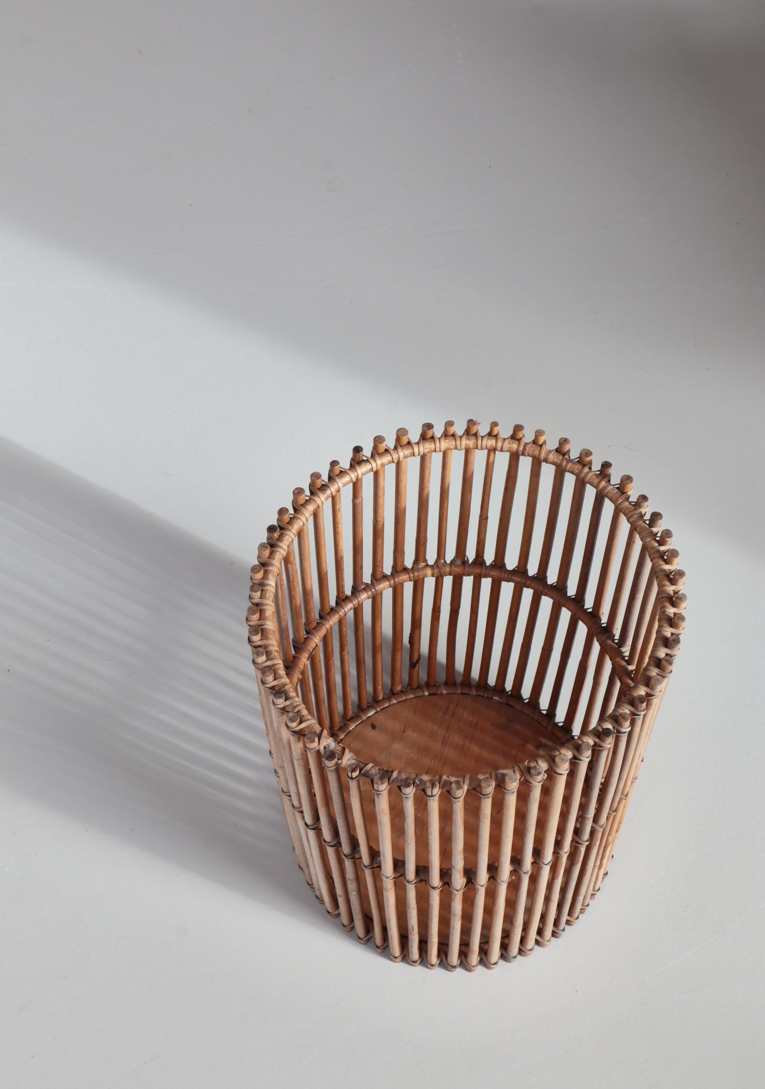 Bellissimo cestino di carta fatto a mano negli anni 1930-40 da Wengler, Copenhagen. Tutti questi cesti sono stati realizzati a mano in rattan, canna intrecciata e legno, conferendo un aspetto naturale e leggero. Spesso si vede nel periodo insieme ai