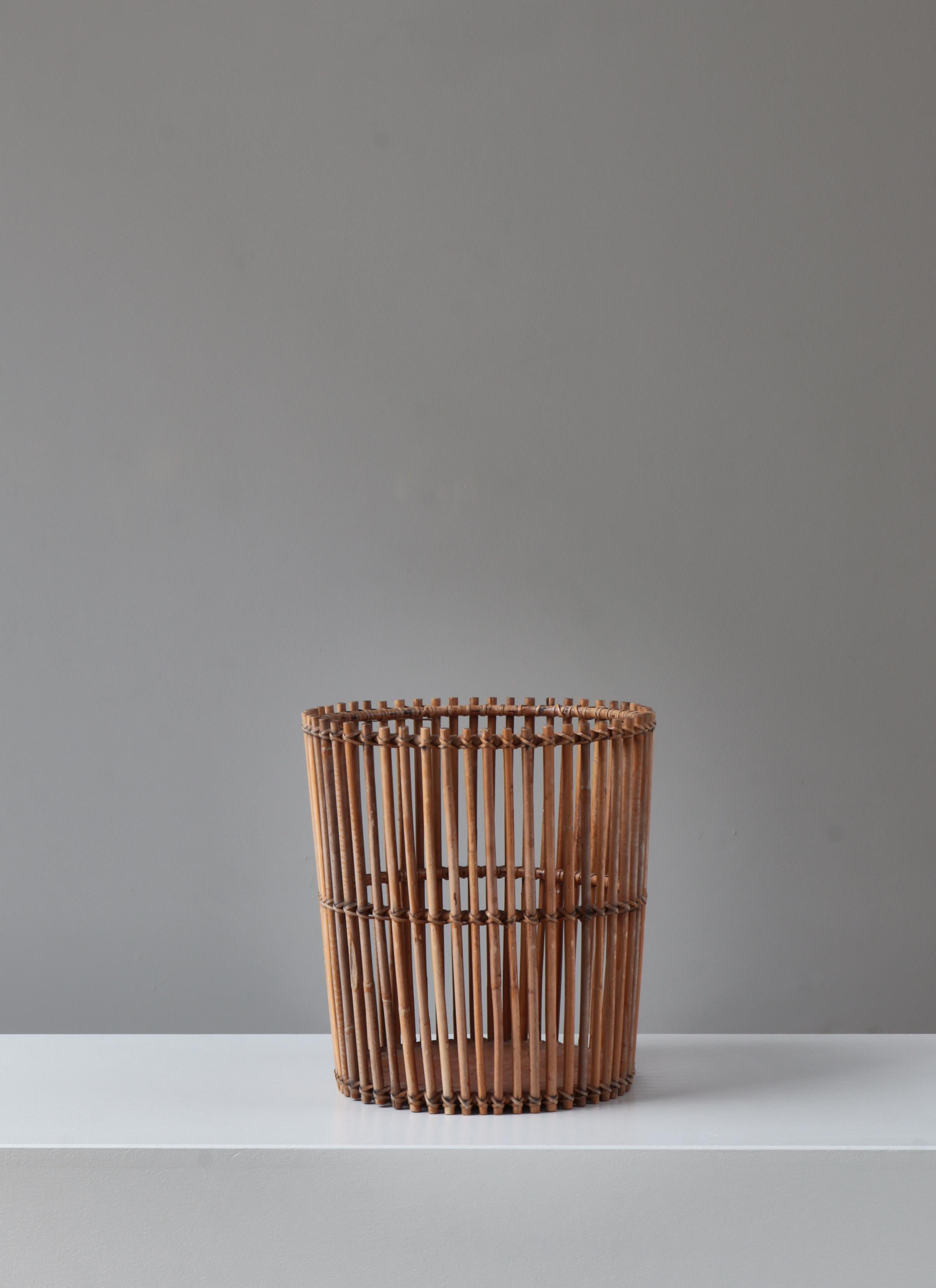 Scandinavo moderno Cestino di carta moderno danese in rattan e canna di Wengler, Copenhagen, anni '30 in vendita