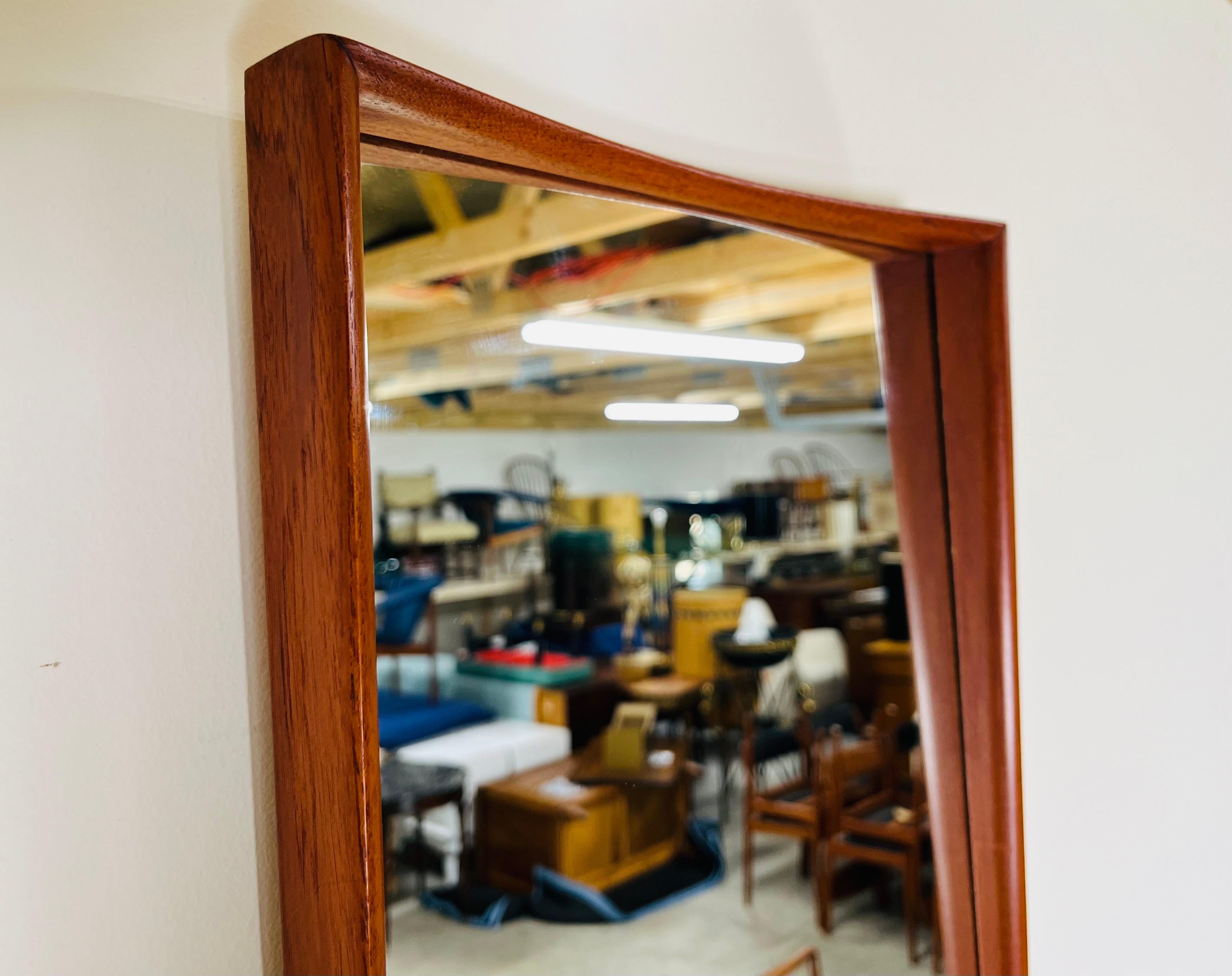 Danish-Modern Pedersen & Hansen Style Teak Wall Mirror By Asbjorn-Mobler In Excellent Condition For Sale In Southampton, NJ