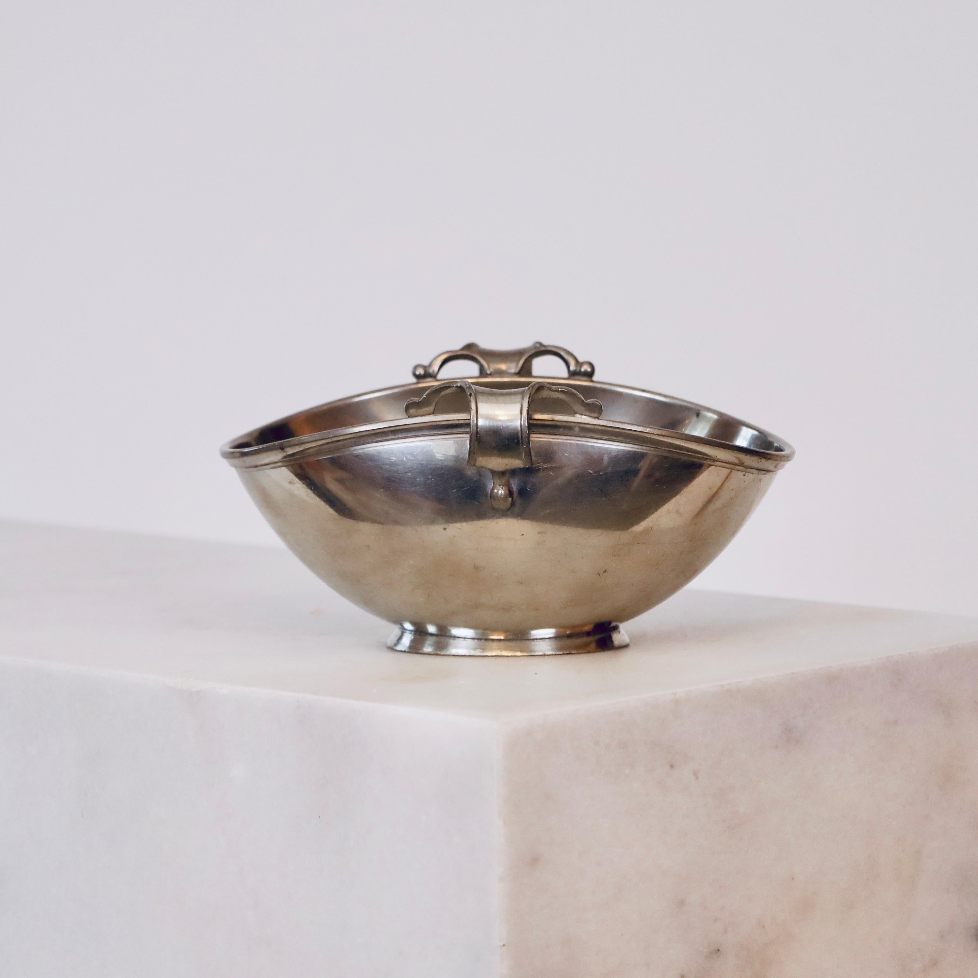 Pedestal pewter bowl with lugs made by Just Andersen in 1939. An elegant piece for a beautiful space.

* Oval bowl on foot made in pewter 
* Designer: Just Andersen
* Model: 2153
* Year: 1939
* Condition: Good vintage condition. Makers engraving
