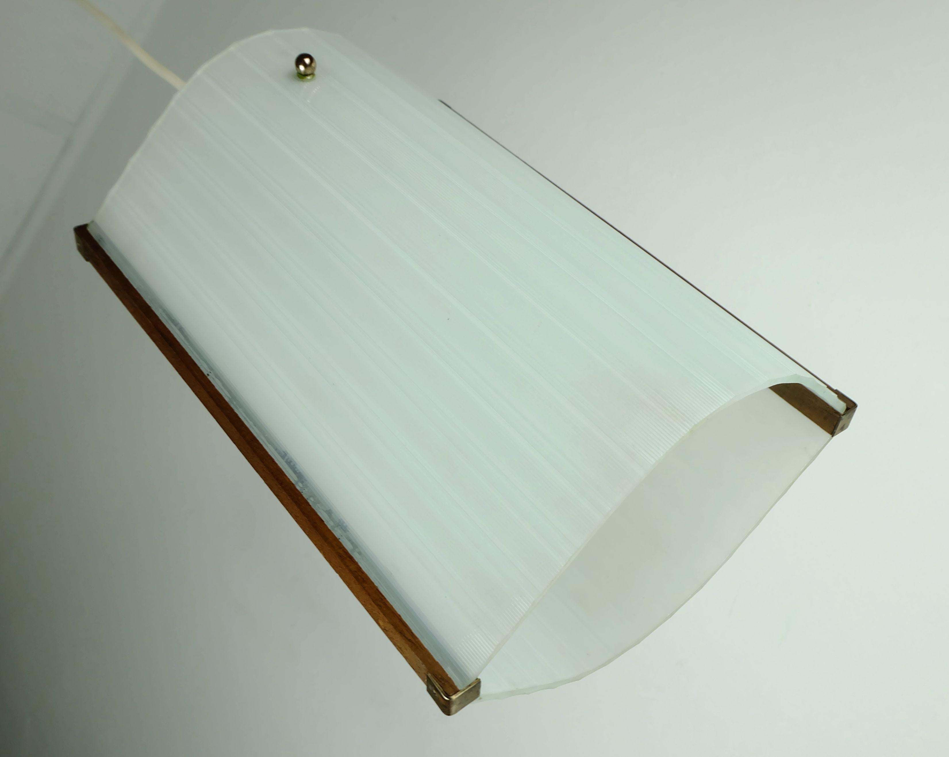 lampada a sospensione moderna danese in teak, vetro opalino e vetro testurizzato 1950s in vendita 3