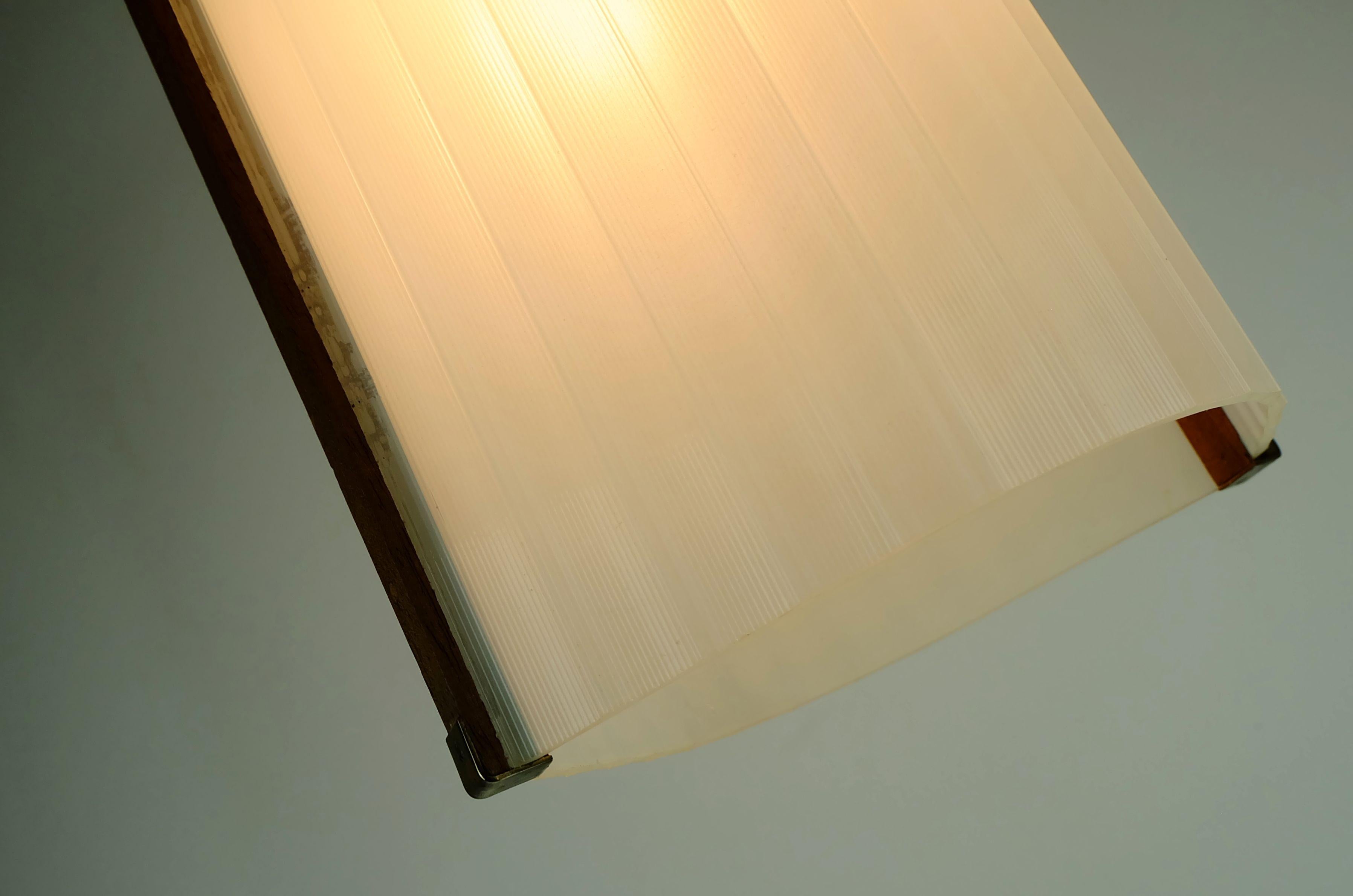 lampada a sospensione moderna danese in teak, vetro opalino e vetro testurizzato 1950s in vendita 4