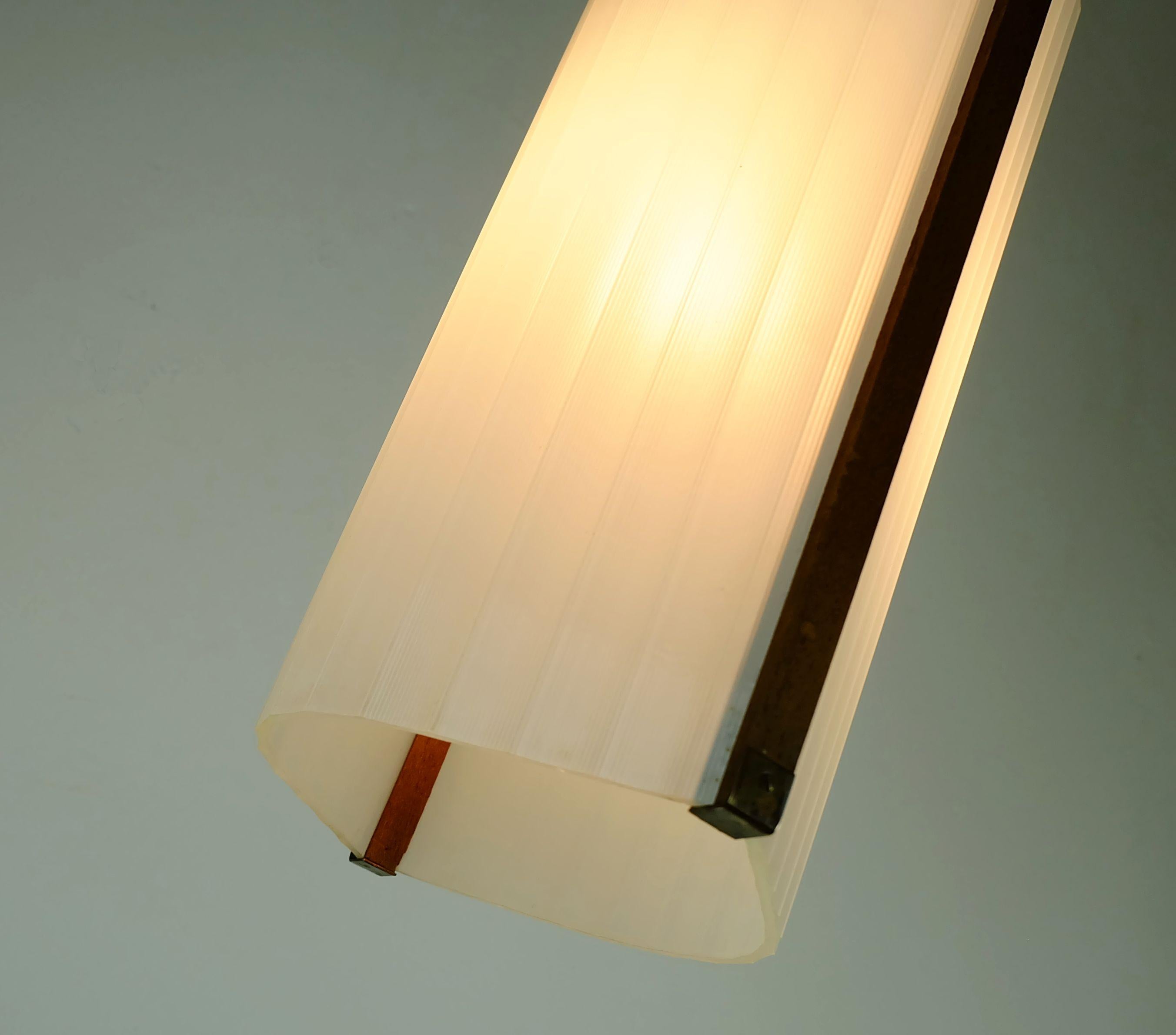 Ciondolo moderno danese molto bello ed elegante, anni '50-primi '60. Paralume in vetro opalino bianco con struttura in legno di teak e ottone. Contiene 1 lampadina E 27.
 
Dimensioni:
Lunghezza totale 49,6
