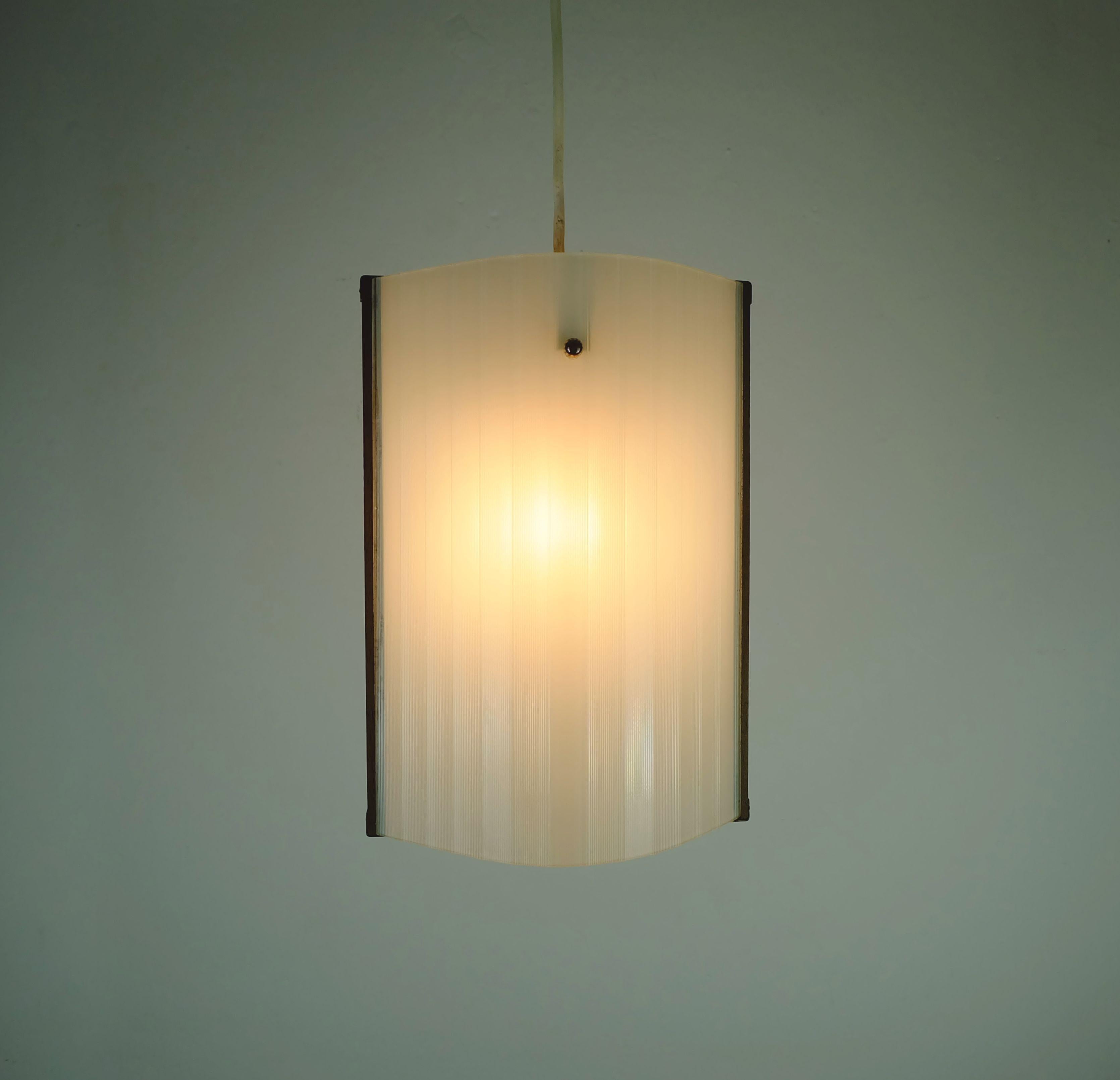 Mid-Century moderno lampada a sospensione moderna danese in teak, vetro opalino e vetro testurizzato 1950s in vendita
