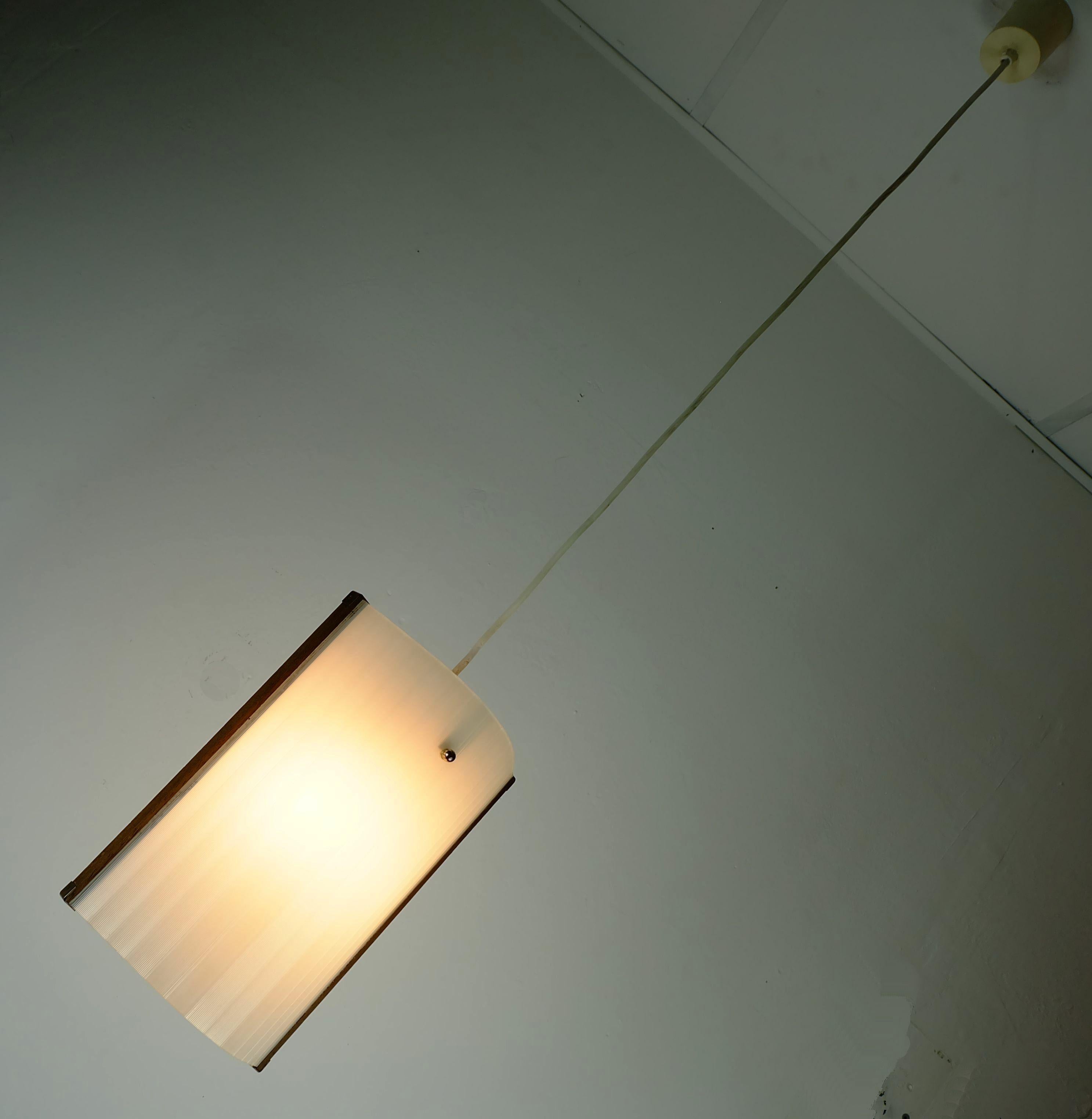 Tedesco lampada a sospensione moderna danese in teak, vetro opalino e vetro testurizzato 1950s in vendita