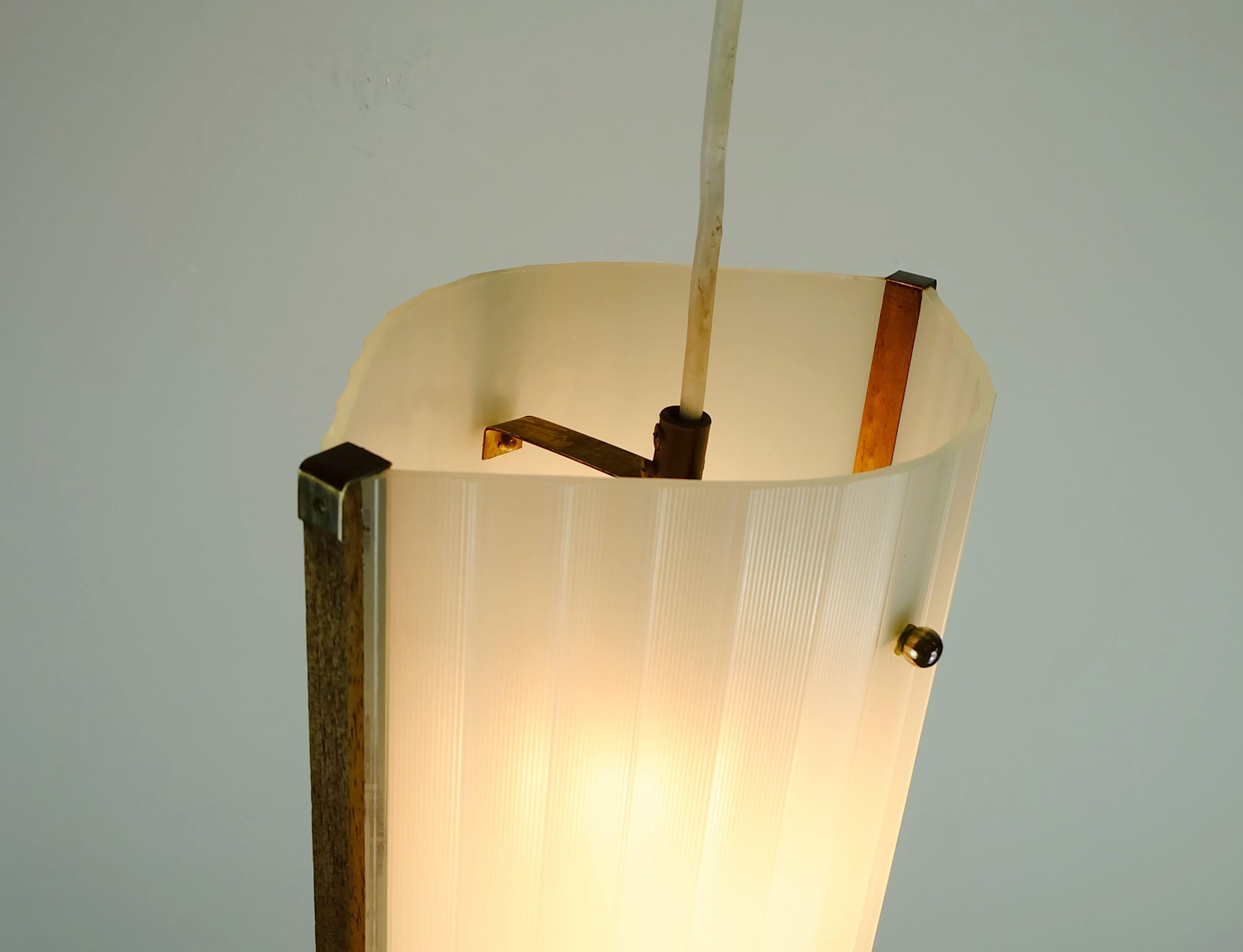 lampada a sospensione moderna danese in teak, vetro opalino e vetro testurizzato 1950s In condizioni buone in vendita a Mannheim, DE