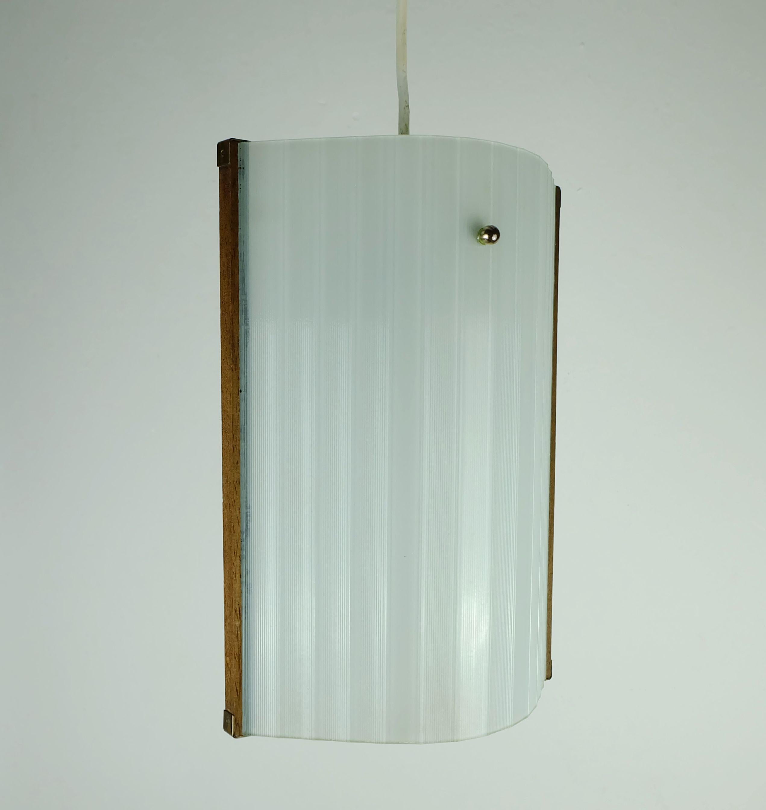 Metà XX secolo lampada a sospensione moderna danese in teak, vetro opalino e vetro testurizzato 1950s in vendita