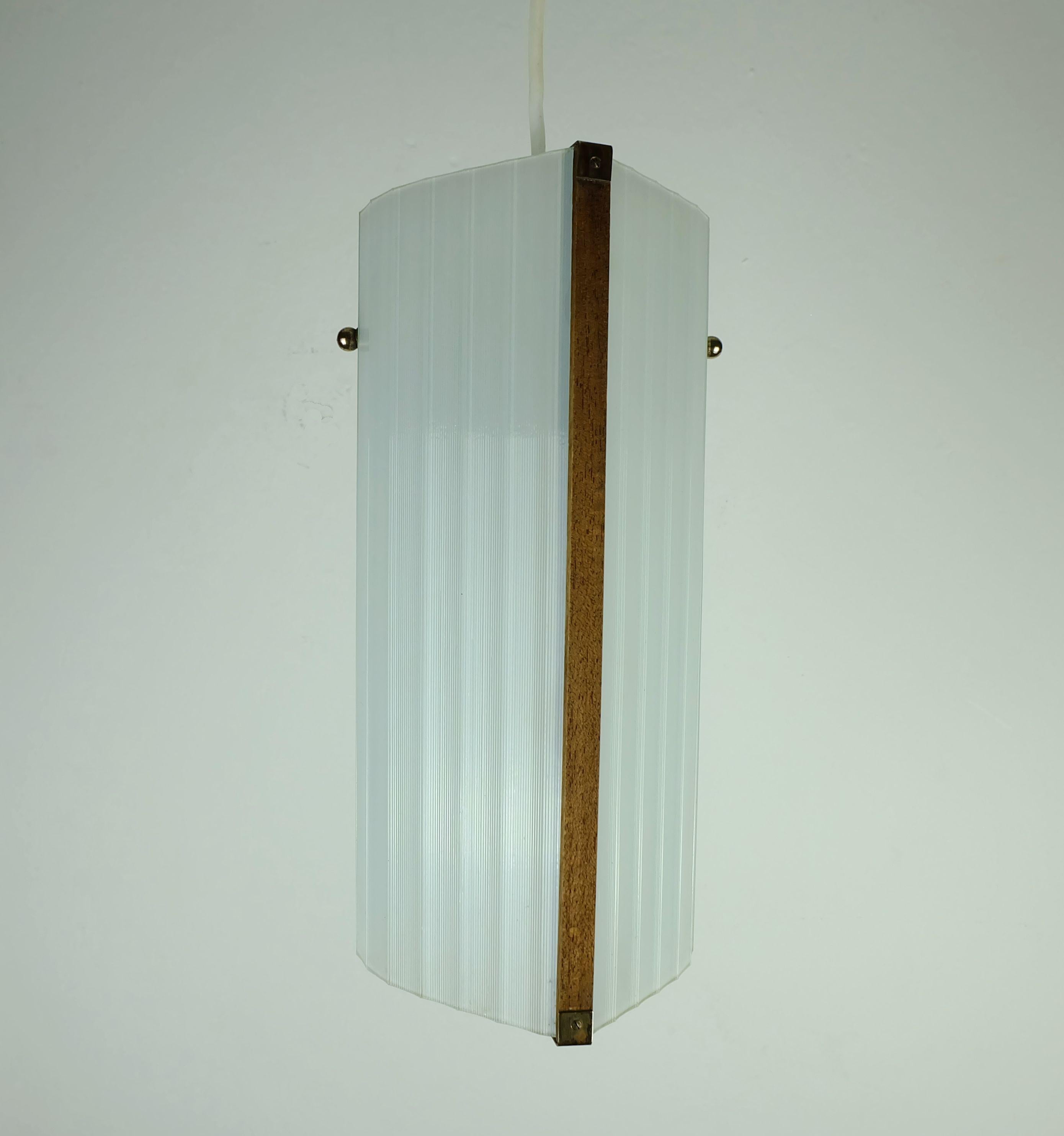 Vetro lampada a sospensione moderna danese in teak, vetro opalino e vetro testurizzato 1950s in vendita