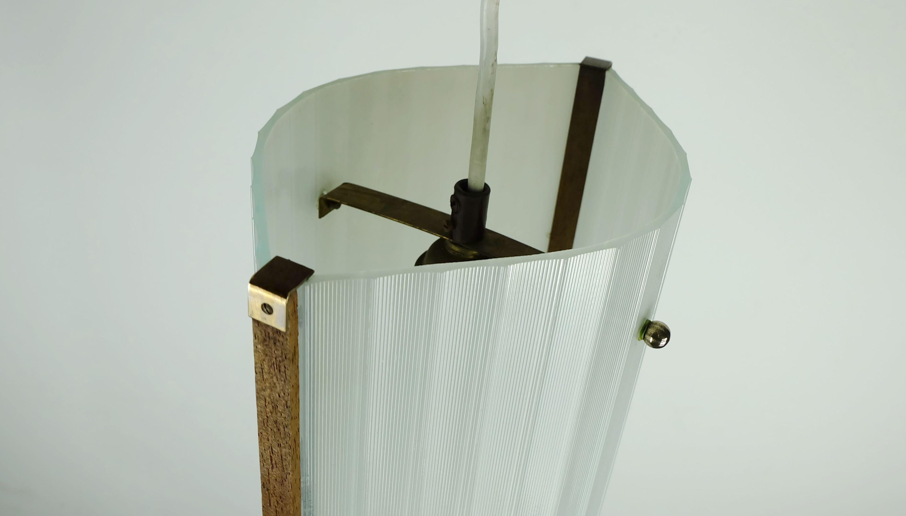 lampada a sospensione moderna danese in teak, vetro opalino e vetro testurizzato 1950s in vendita 1