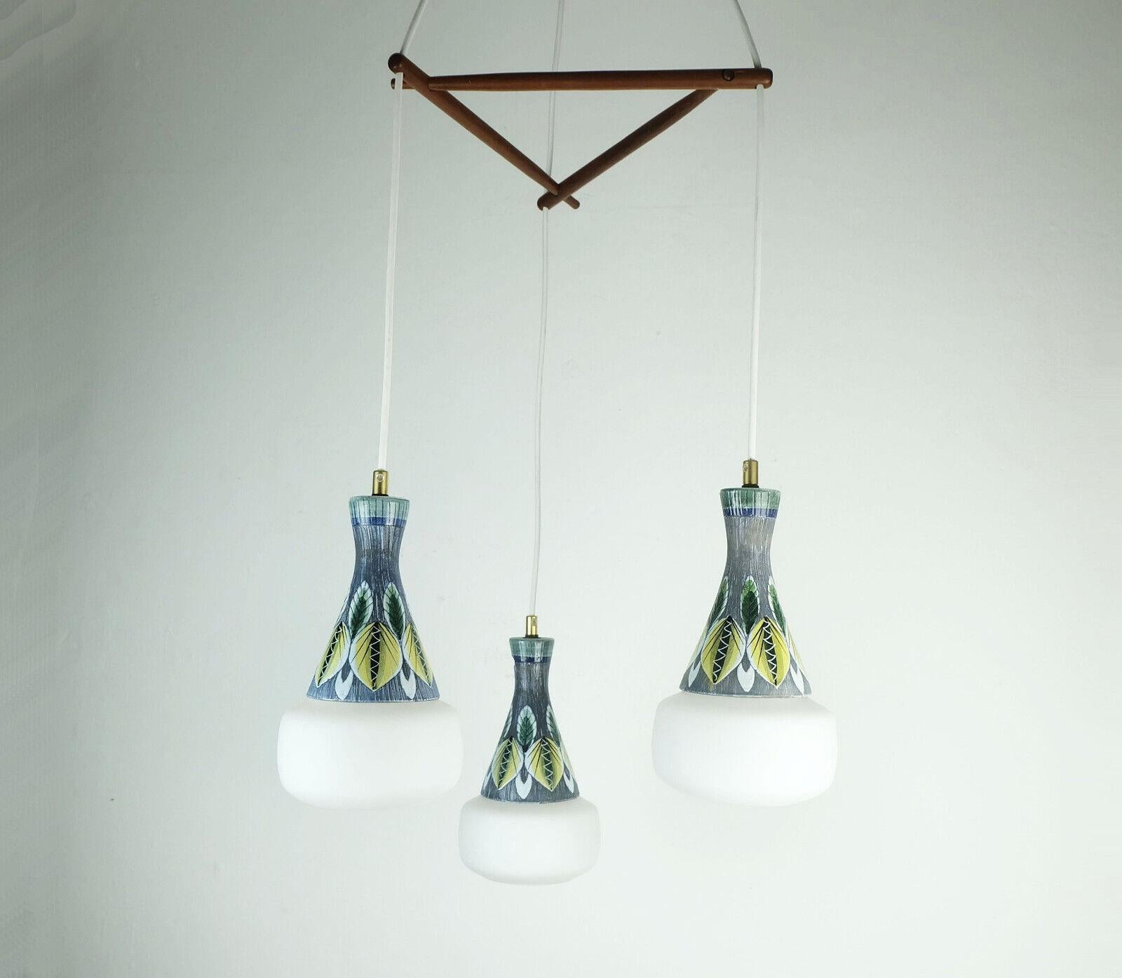 Lampe suspendue danoise moderne PENDANT LIGHT teck opalin verre céramique à 3 lumières des années 50 en vente 4
