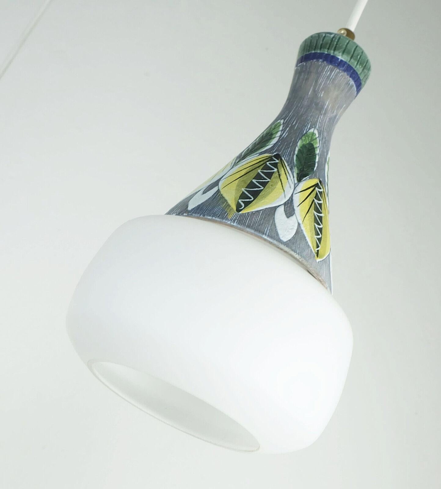 Mid-Century Modern Lampe suspendue danoise moderne PENDANT LIGHT teck opalin verre céramique à 3 lumières des années 50 en vente