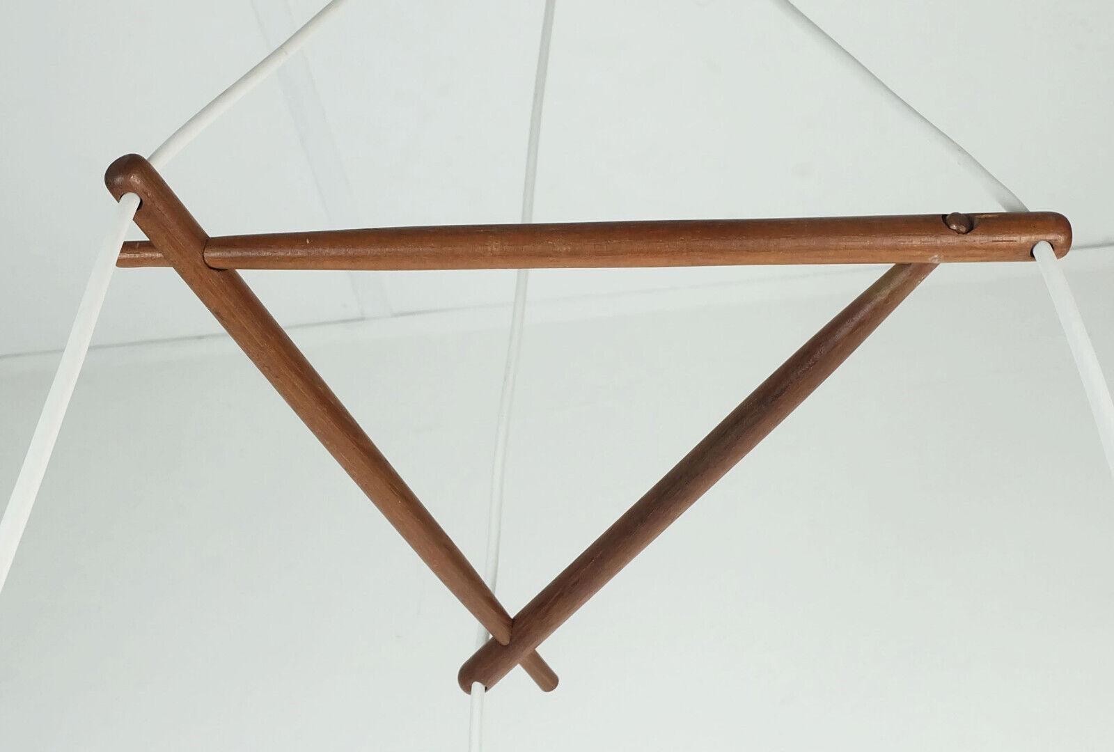 Lampe suspendue danoise moderne PENDANT LIGHT teck opalin verre céramique à 3 lumières des années 50 Bon état - En vente à Mannheim, DE