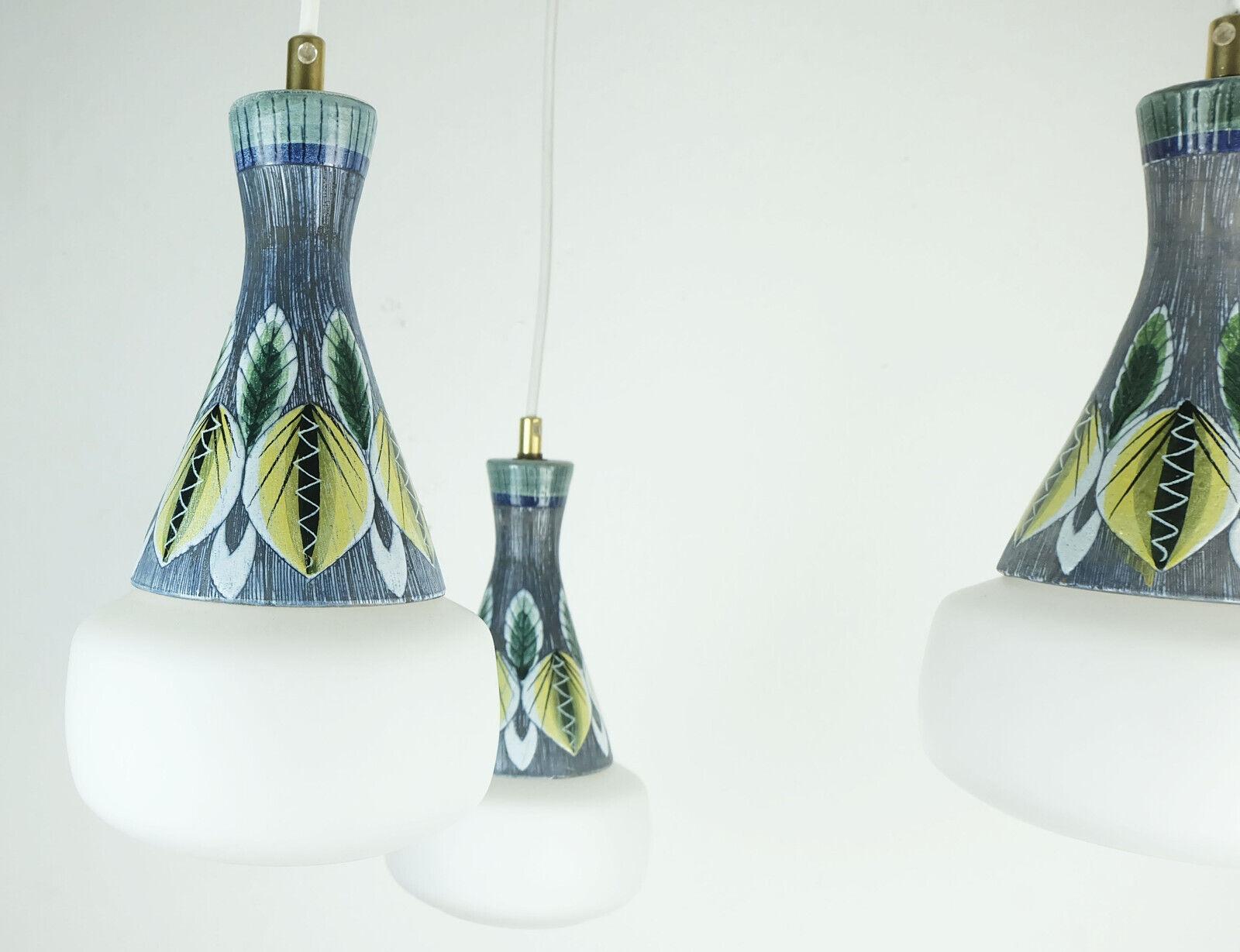 Céramique Lampe suspendue danoise moderne PENDANT LIGHT teck opalin verre céramique à 3 lumières des années 50 en vente
