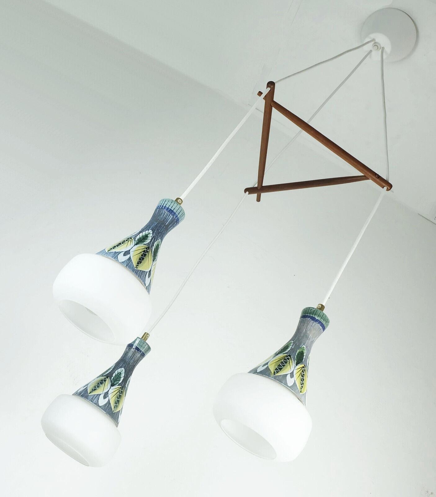 Lampe suspendue danoise moderne PENDANT LIGHT teck opalin verre céramique à 3 lumières des années 50 en vente 1