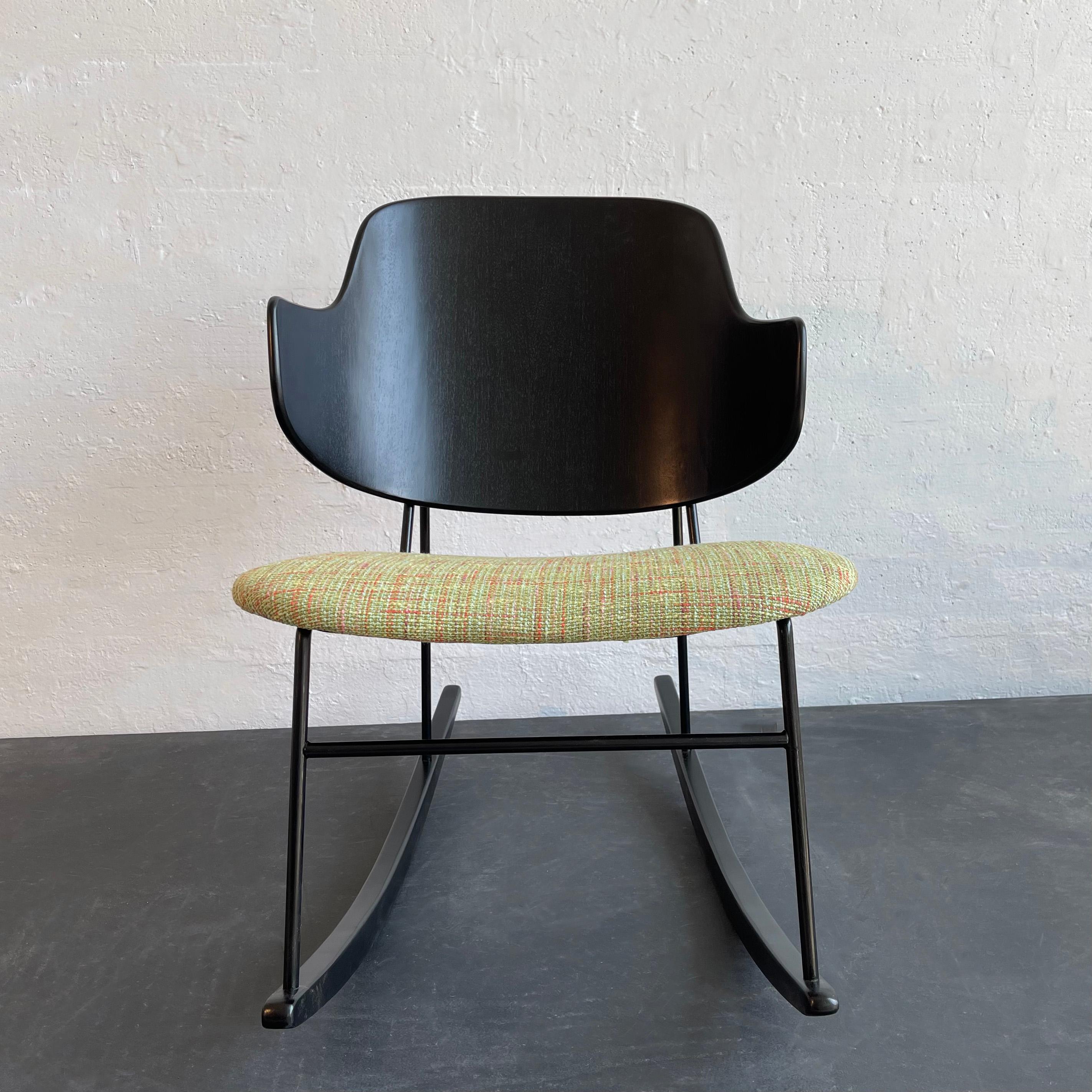 Scandinavo moderno Sedia a dondolo moderna danese Penguin di Ib Kofod-Larsen in vendita