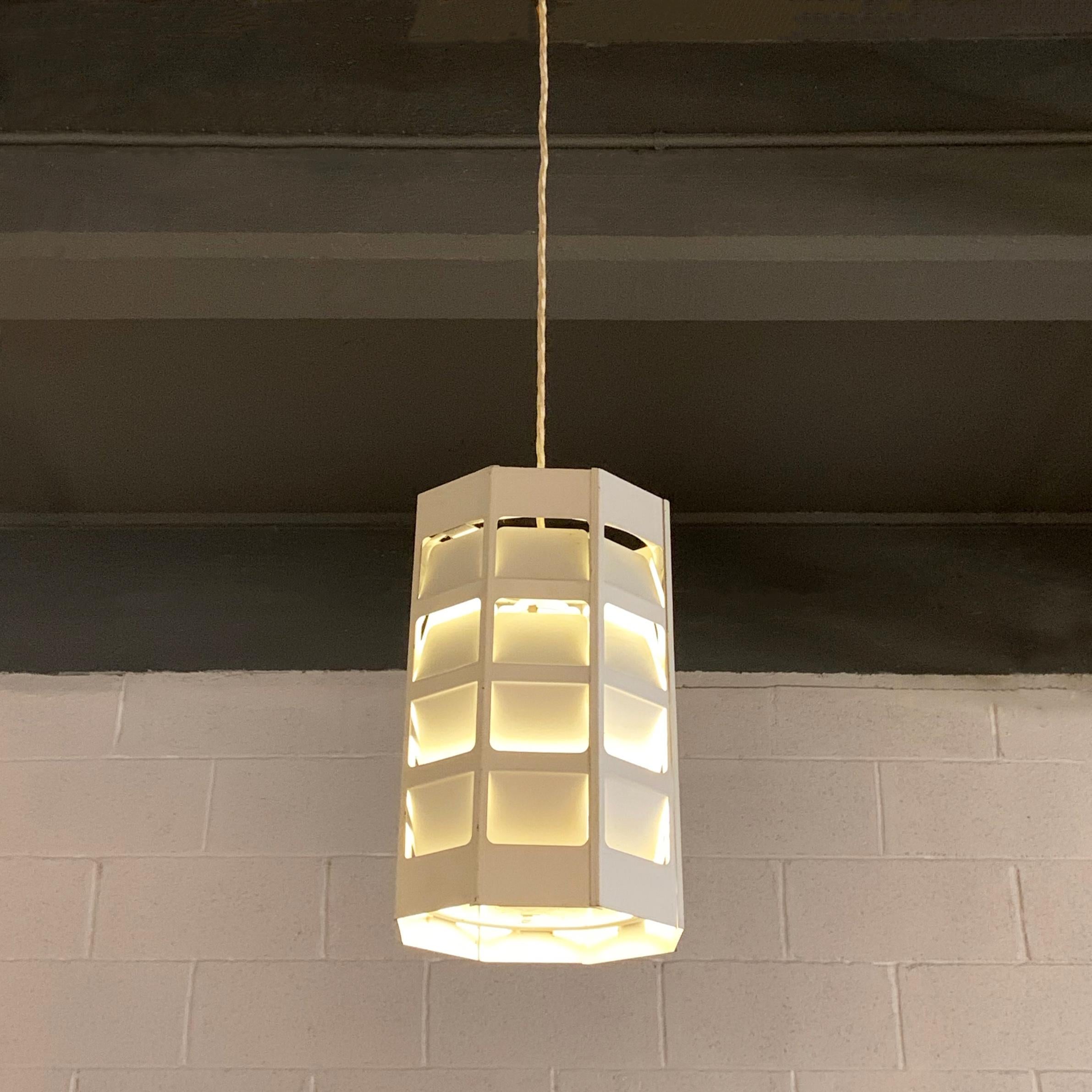 Scandinave moderne Pendentif en métal perforé de style danois moderne par Poul Gernes pour Louis Poulsen en vente