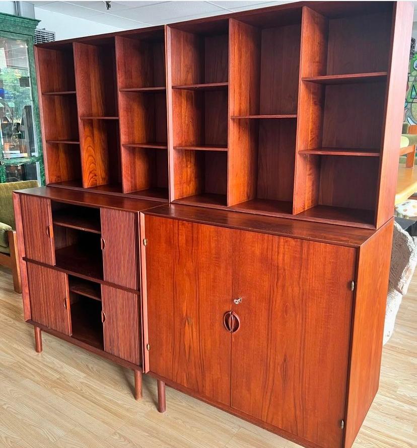 Librerie moderne danesi in teak massiccio di Peter Hvidt & Orla Mølgaard-Nielsen per Søborg, CIRCA 1960. Questo set è modulare in quanto i piani possono essere rimossi e utilizzati separatamente, offrendo così una certa flessibilità. Uno degli