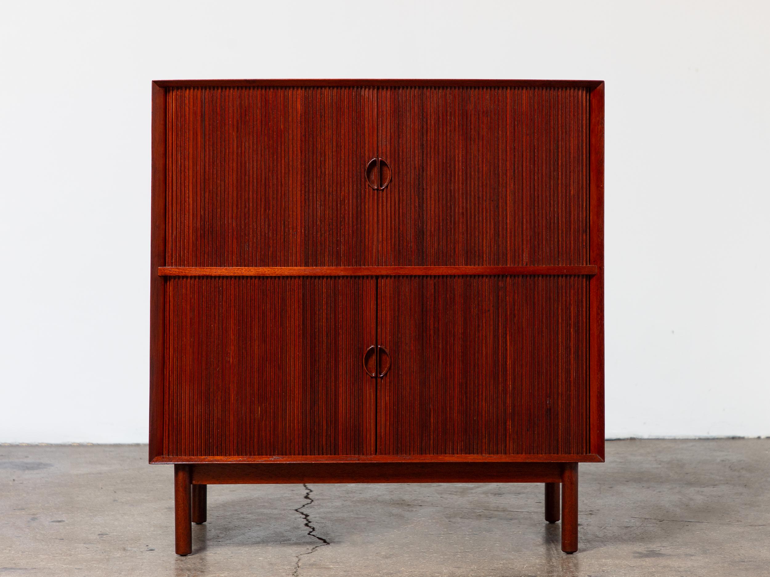 Armoire moderne danoise avec portes à tambour à deux niveaux, conçue par Peter Hvidt & Orla Mølgaard-Nielsen pour Søborg Møbelfabrik. Les portes à rideau coulissent doucement pour révéler un intérieur bien organisé avec des étagères réglables.