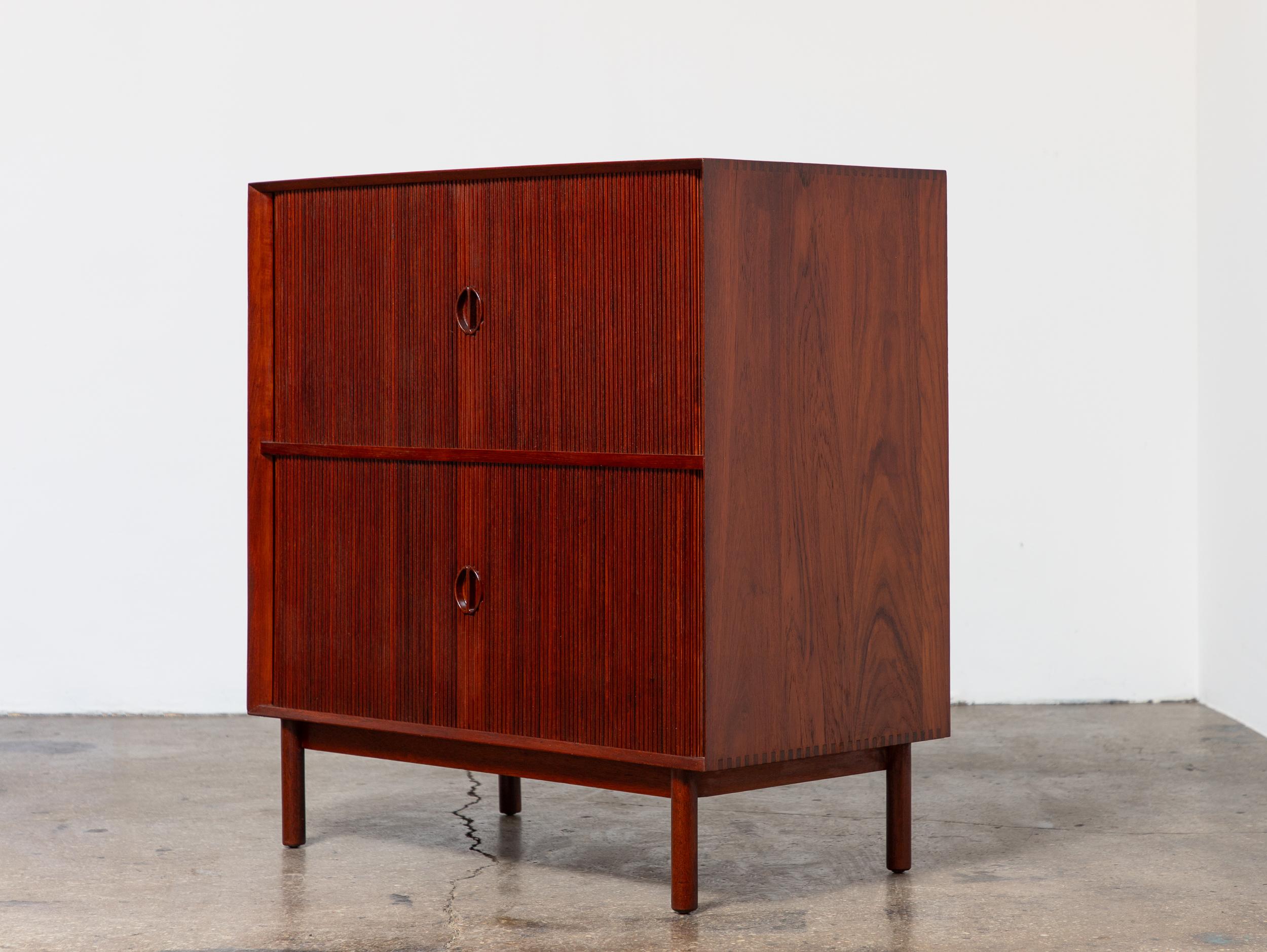 Mid-Century Modern Armoire à rideaux à deux niveaux de style moderne danois Peter Hvidt & Orla Mølgaard-Nielsen en vente