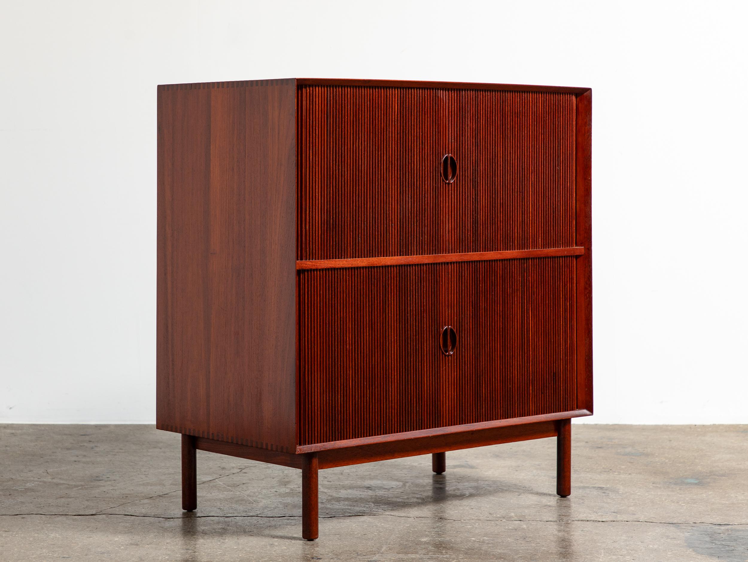 Danois Armoire à rideaux à deux niveaux de style moderne danois Peter Hvidt & Orla Mølgaard-Nielsen en vente