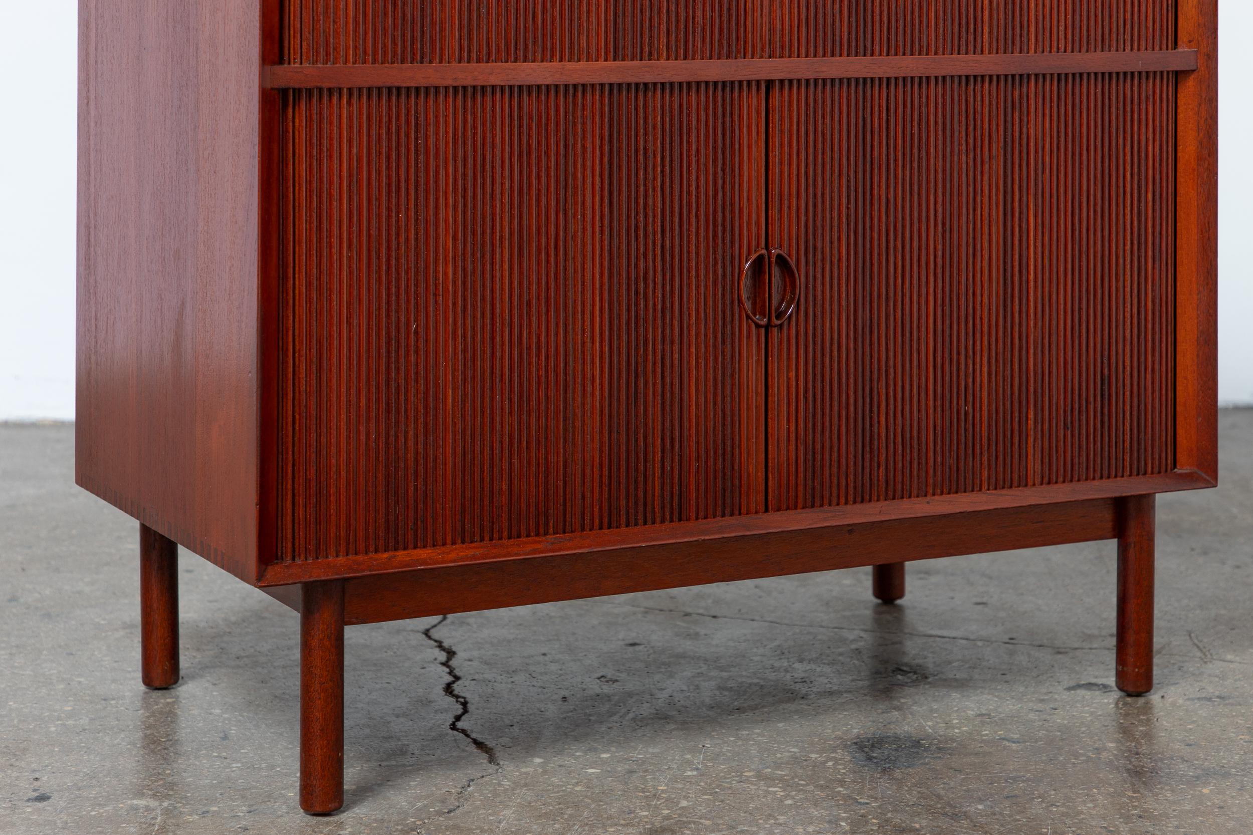 Milieu du XXe siècle Armoire à rideaux à deux niveaux de style moderne danois Peter Hvidt & Orla Mølgaard-Nielsen en vente