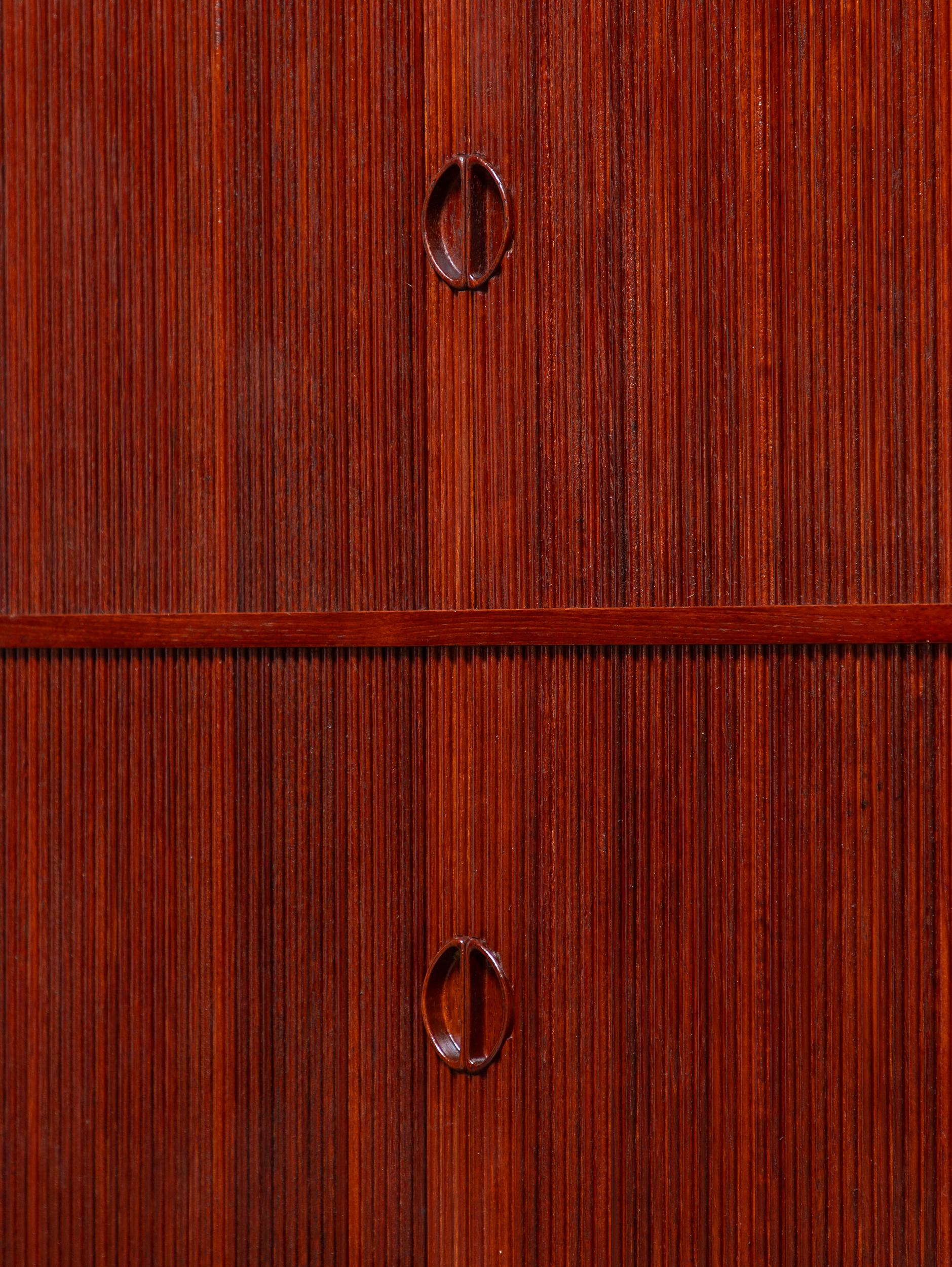 Teck Armoire à rideaux à deux niveaux de style moderne danois Peter Hvidt & Orla Mølgaard-Nielsen en vente