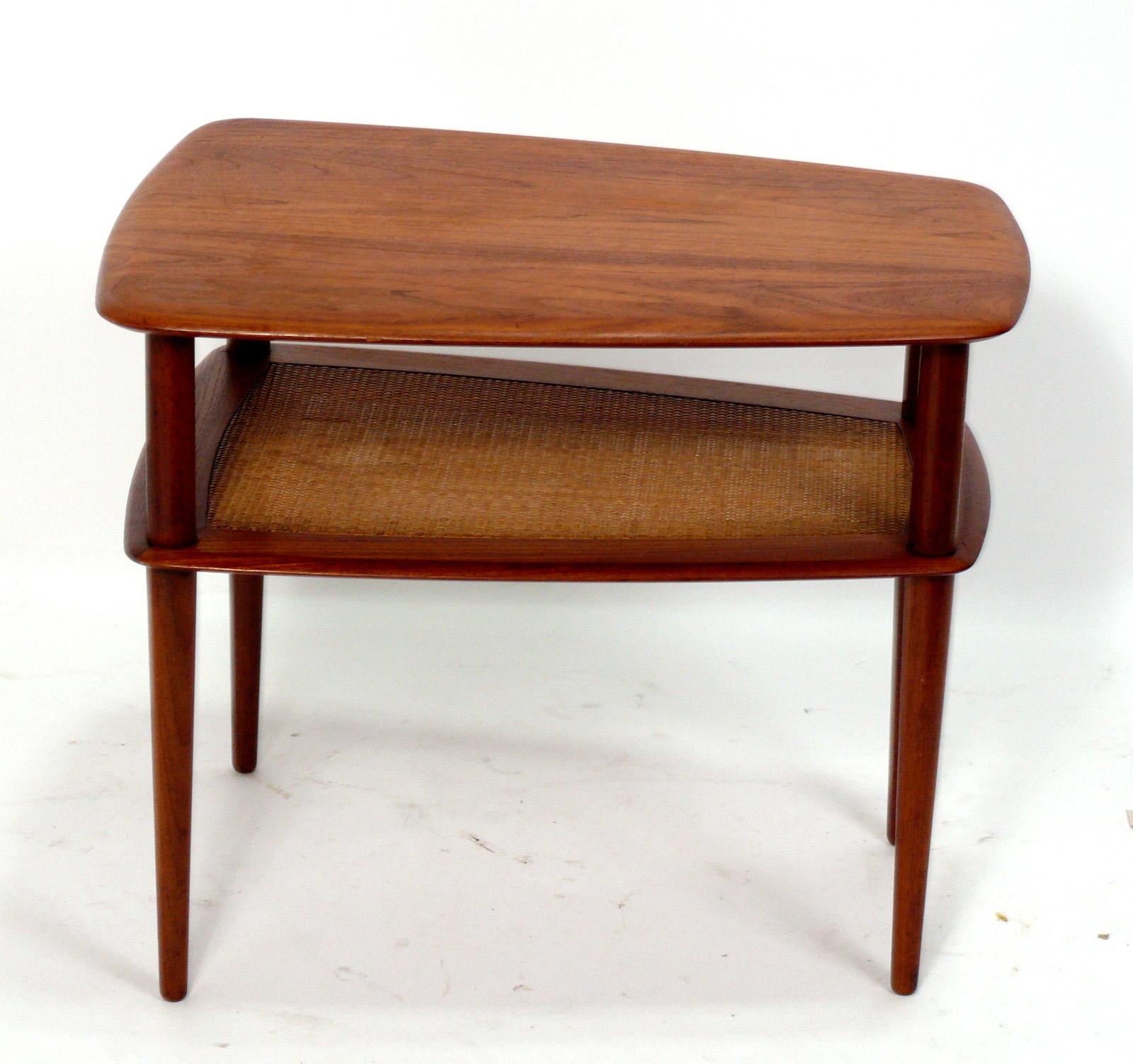 Dänischer moderner Beistelltisch aus Teakholz und Schilfrohr, entworfen von Peter Hvidt für France and Sons, Dänemark, um 1960. Er hat eine vielseitige Größe und kann als Beistelltisch oder als Nachttisch verwendet werden. Es wurde gereinigt und
