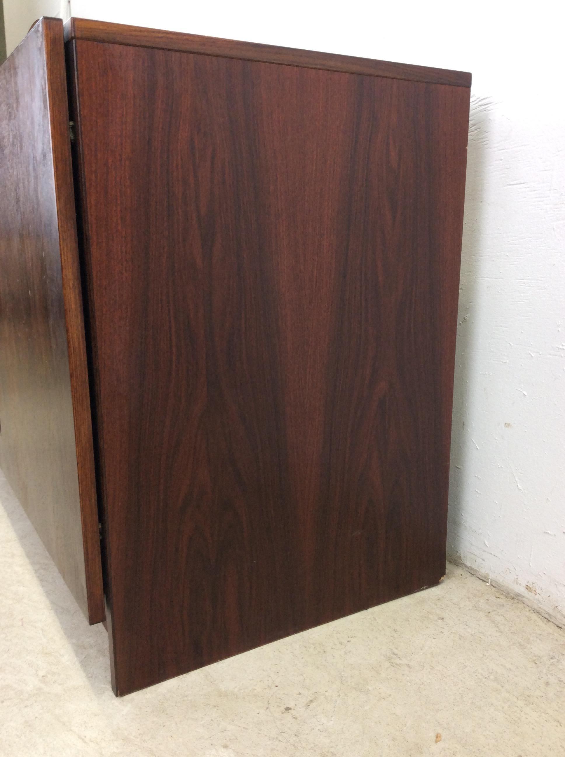 Credenza moderna danese in legno di palissandro con scaffali regolabili in vendita 6