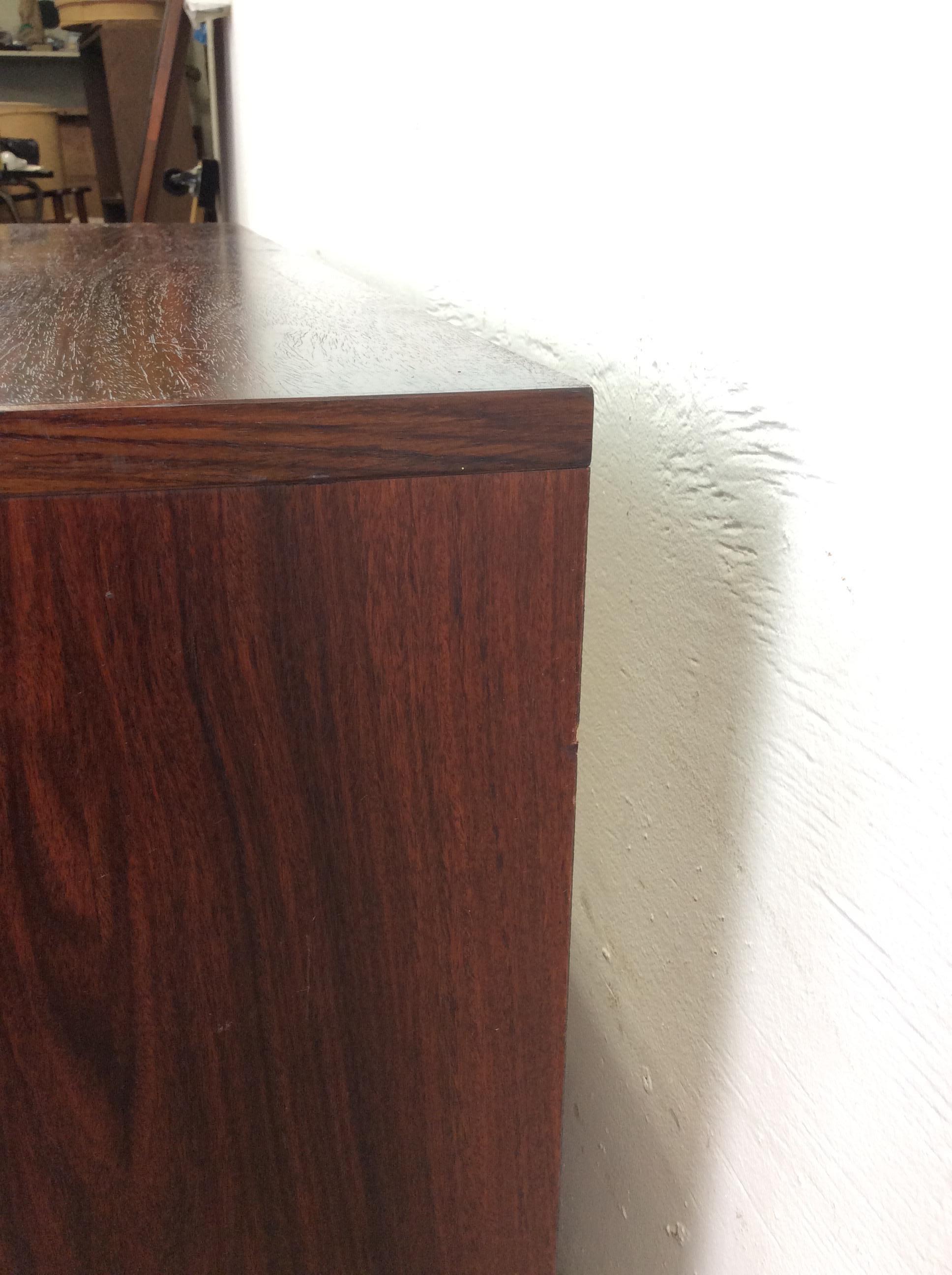 Credenza moderna danese in legno di palissandro con scaffali regolabili in vendita 7