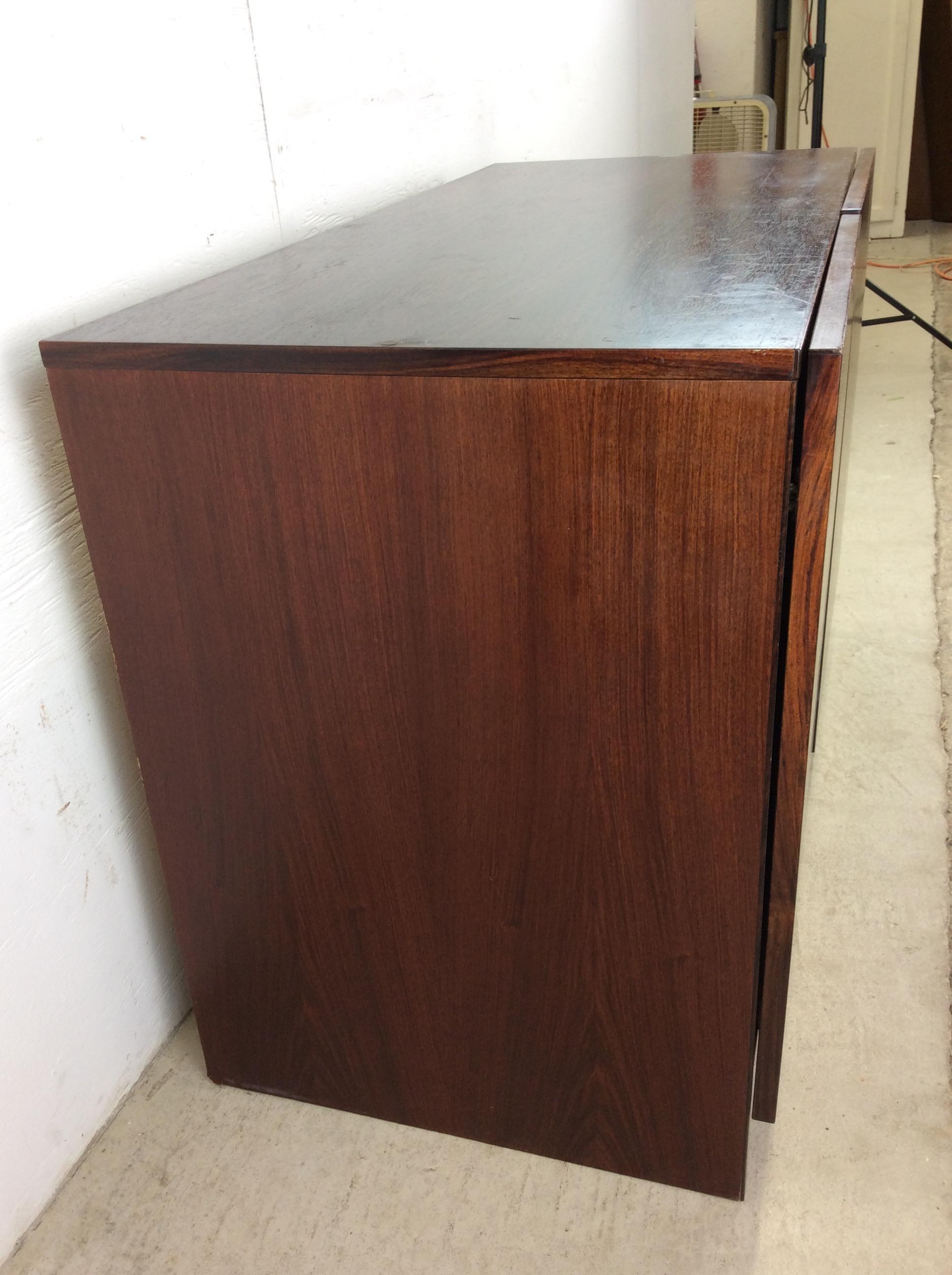 Credenza moderna danese in legno di palissandro con scaffali regolabili in vendita 9