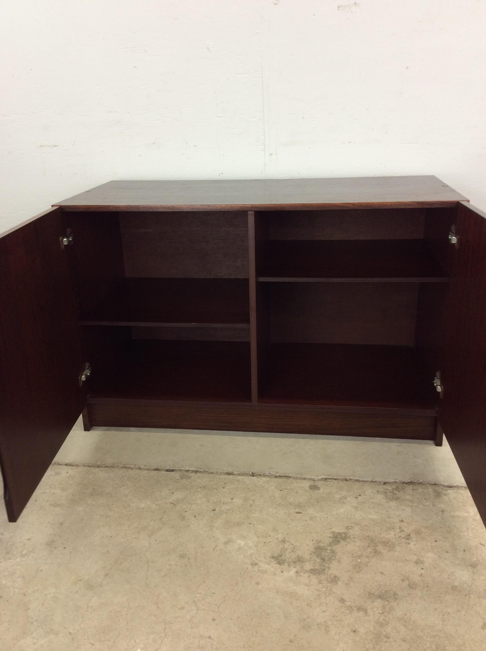Credenza moderna danese in legno di palissandro con scaffali regolabili in vendita 12