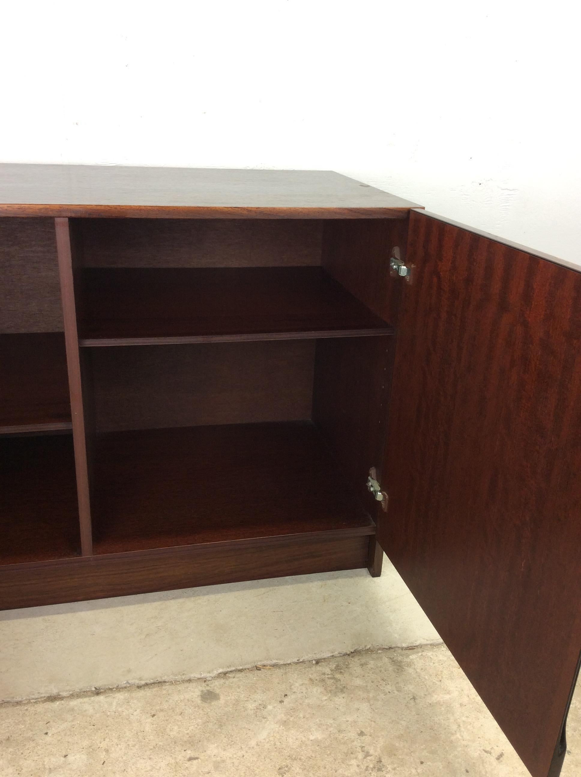 Credenza moderna danese in legno di palissandro con scaffali regolabili in vendita 13