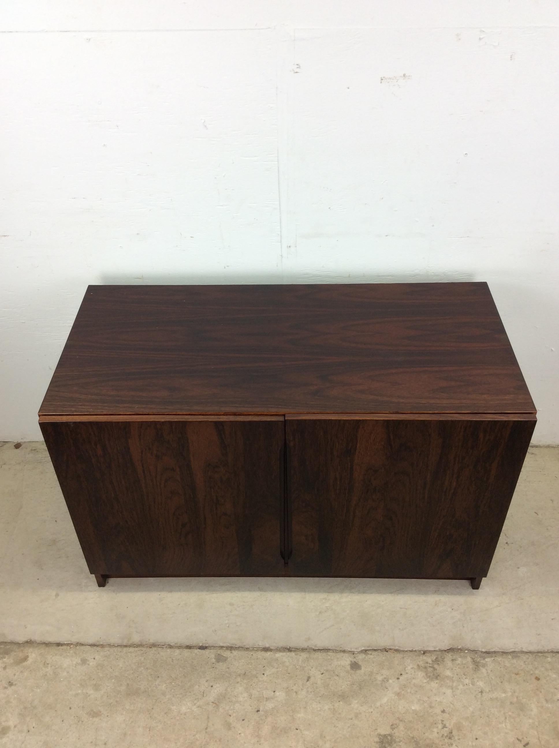 Scandinavo moderno Credenza moderna danese in legno di palissandro con scaffali regolabili in vendita