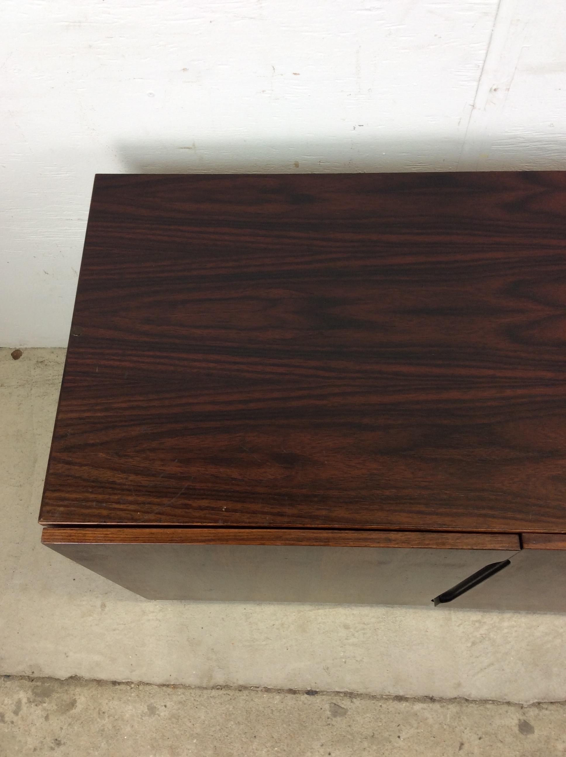 Danese Credenza moderna danese in legno di palissandro con scaffali regolabili in vendita