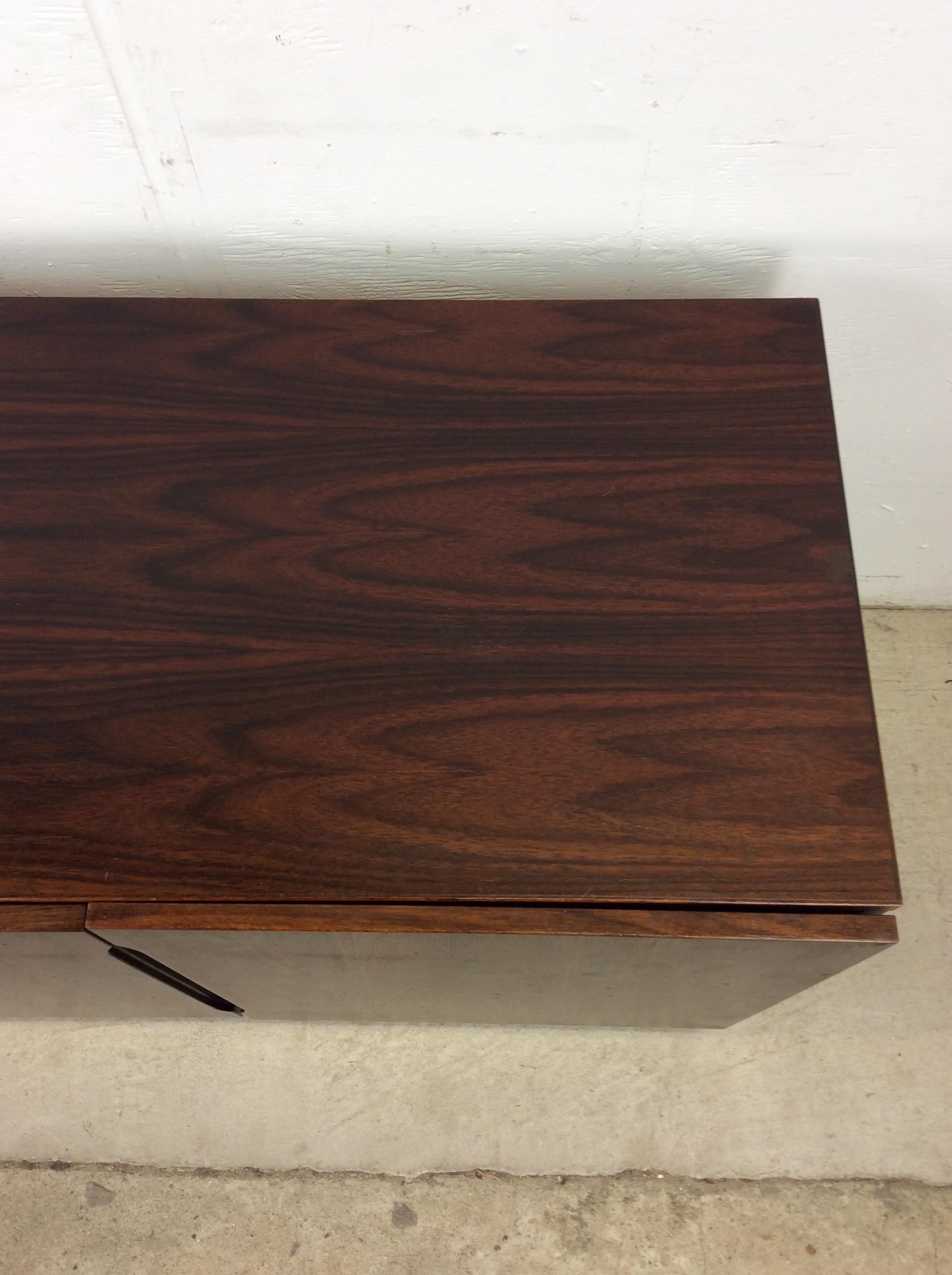 Credenza moderna danese in legno di palissandro con scaffali regolabili In condizioni ottime in vendita a Freehold, NJ