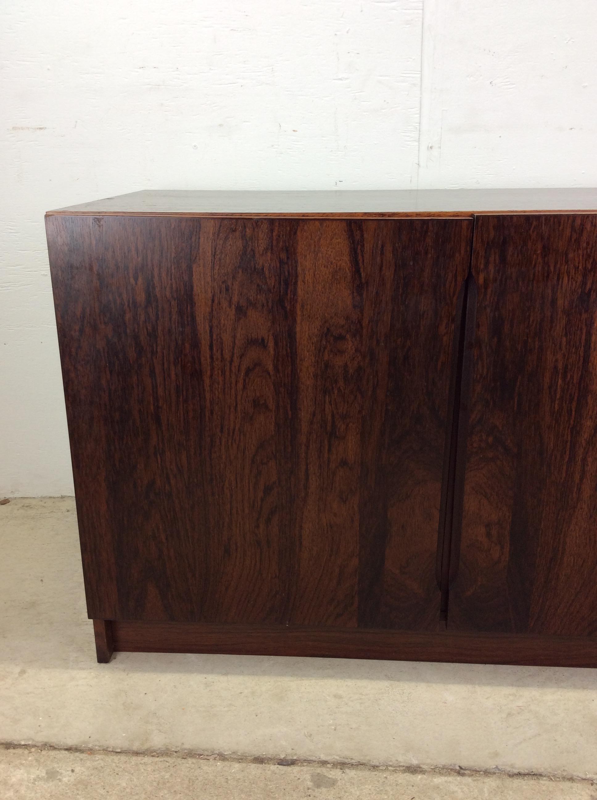 XX secolo Credenza moderna danese in legno di palissandro con scaffali regolabili in vendita