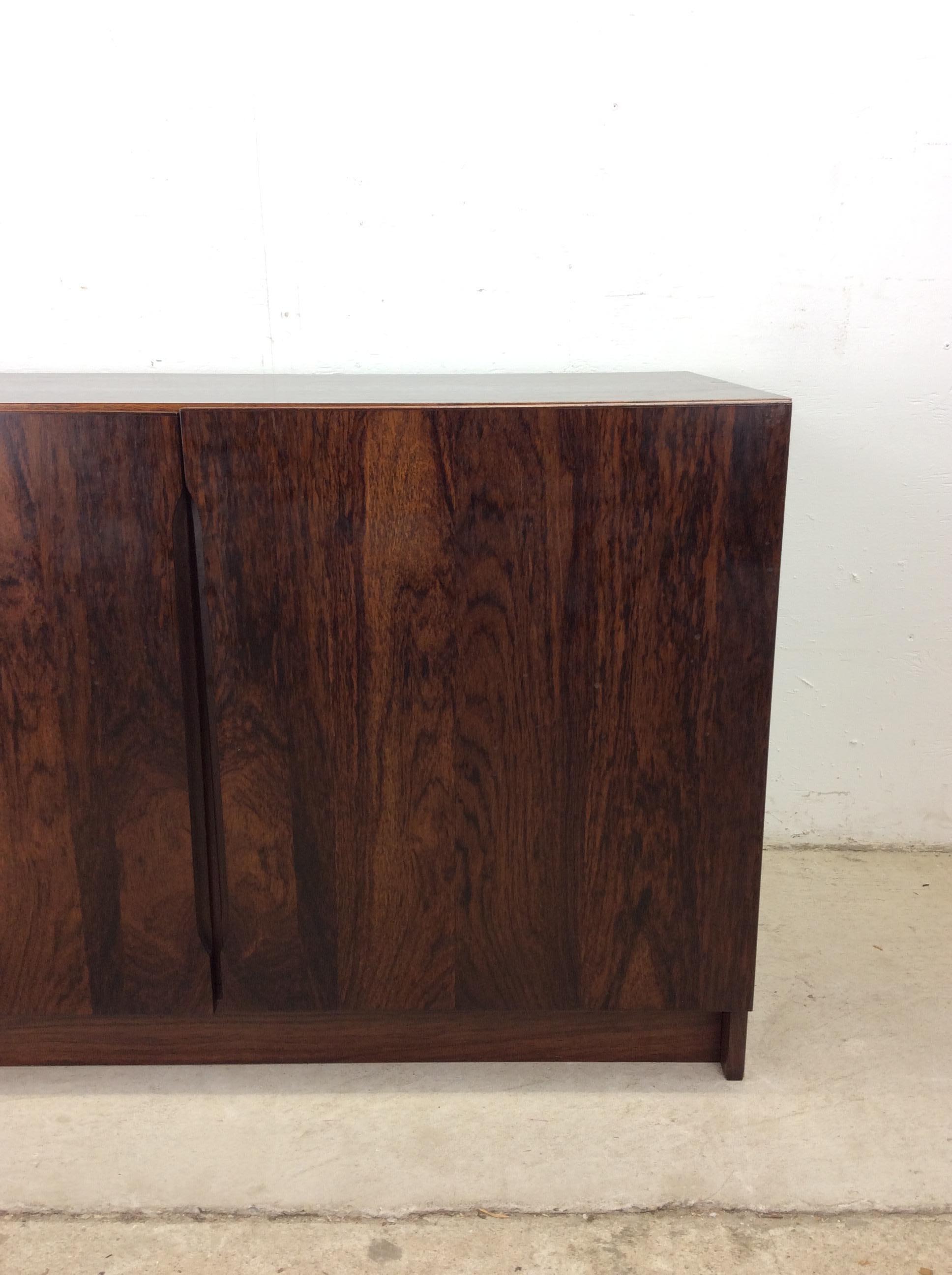 Palissandro Credenza moderna danese in legno di palissandro con scaffali regolabili in vendita