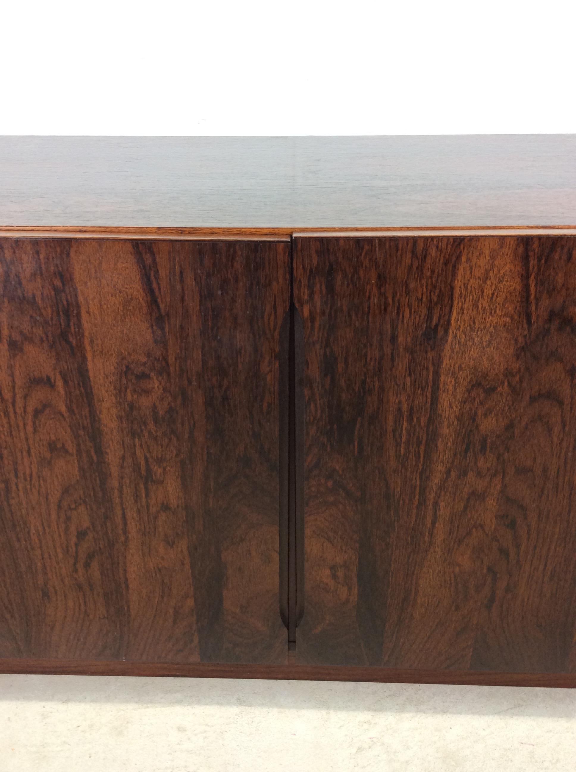 Credenza moderna danese in legno di palissandro con scaffali regolabili in vendita 1