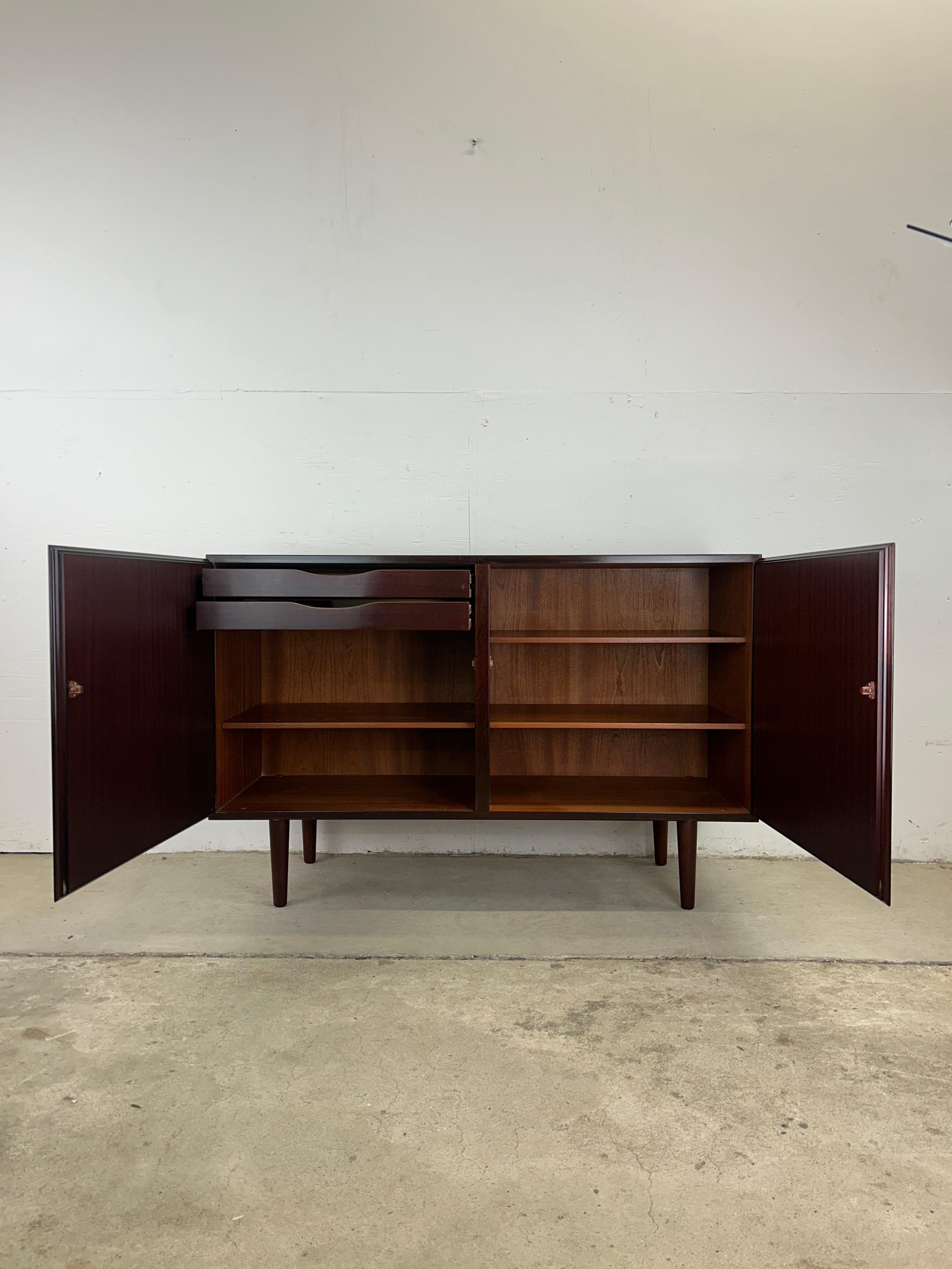 Danish Modern Petite Rosewood Credenza mit Schubladen & Regalen im Angebot 4