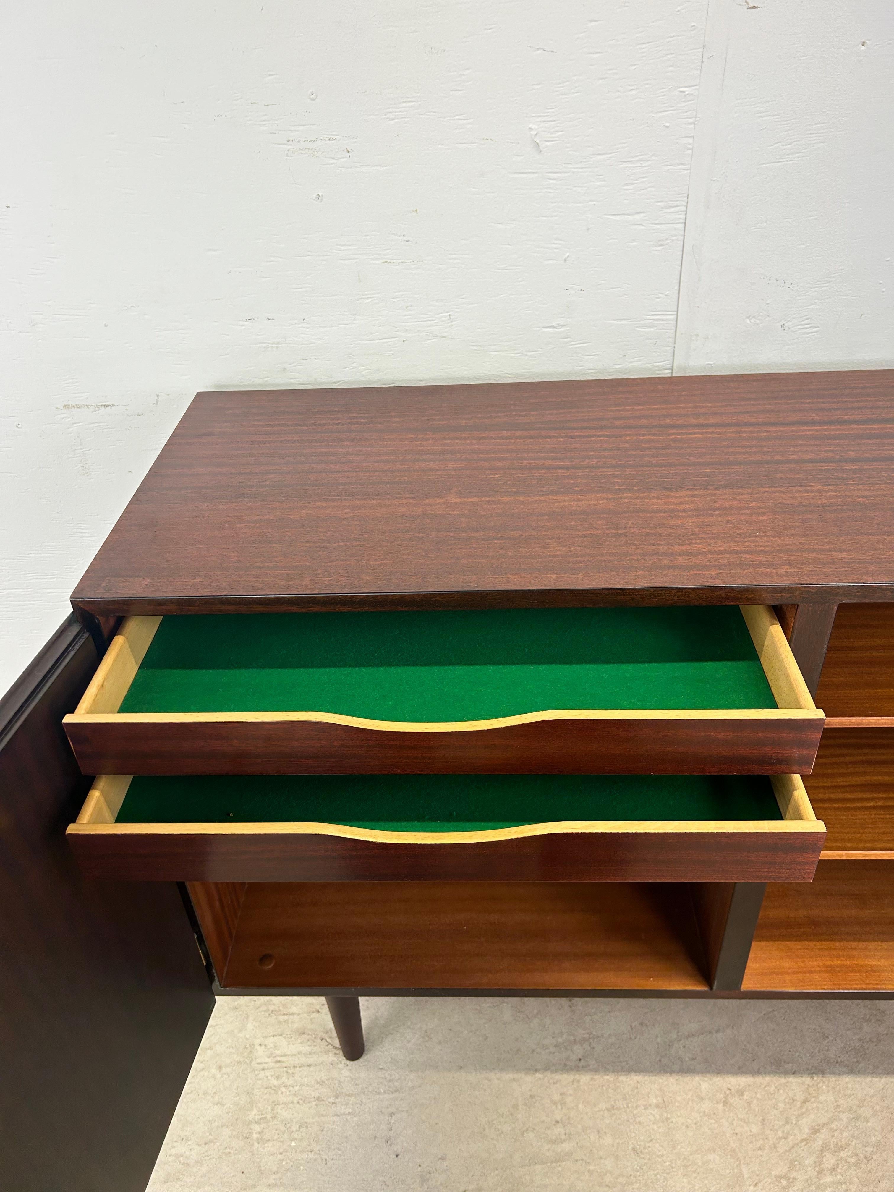 Danish Modern Petite Rosewood Credenza mit Schubladen & Regalen im Angebot 5